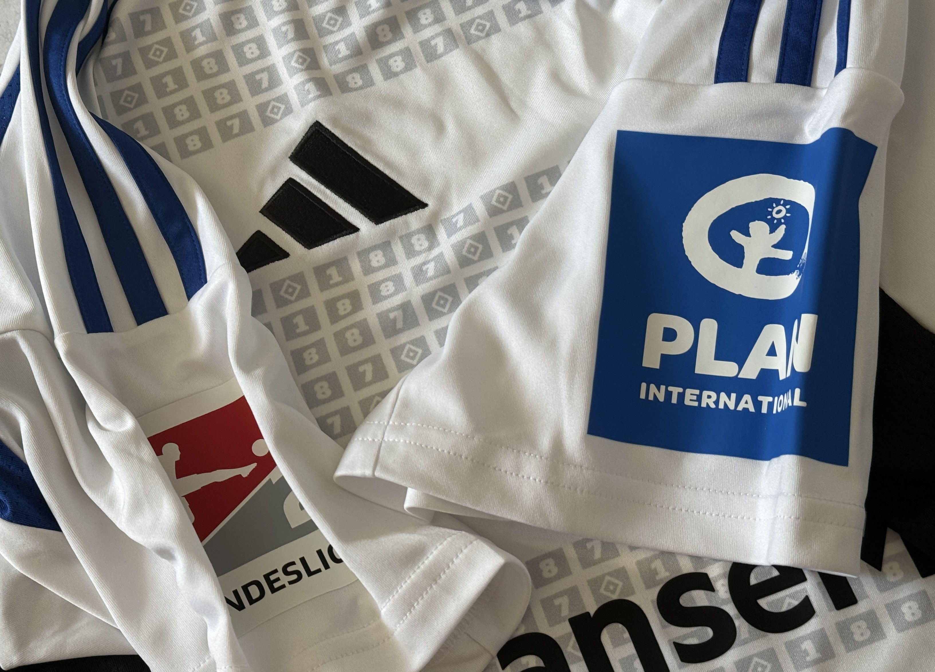 Adidas Hamburg 24-25 Home Kit SHIRT JERSEY ADIDAS RARE IP2175 L Size US L / EU 52-54 / 3 - 4 Thumbnail
