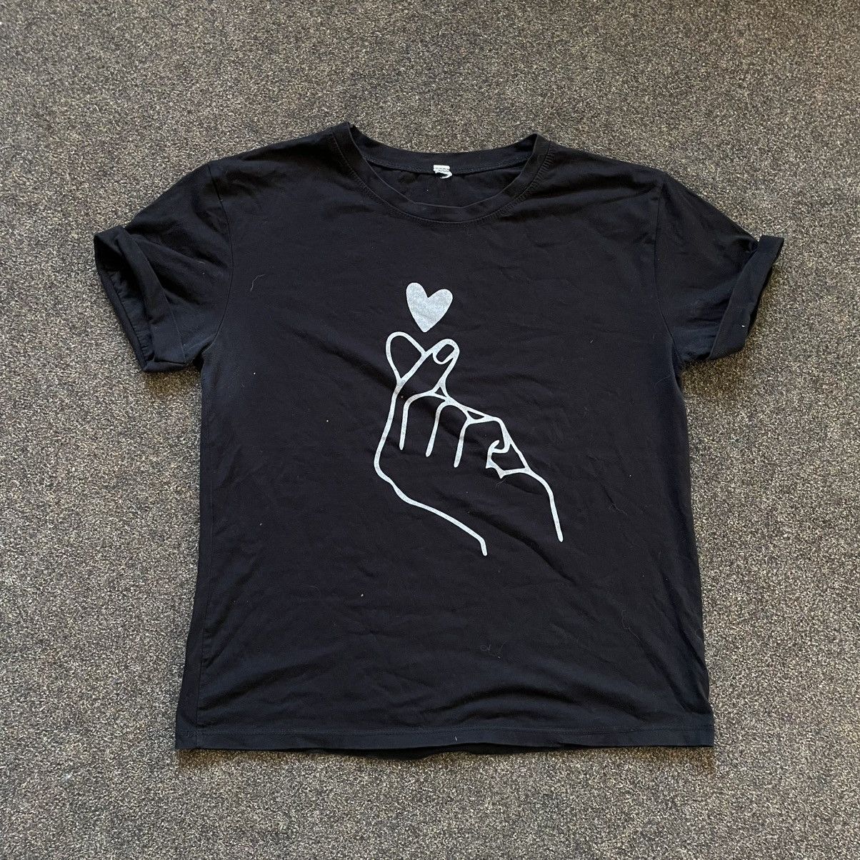 Vintage Vintage Y2K Graphic Tee Hand Heart Love Peace Black Grail S Size US S / EU 44-46 / 1 - 1 Thumbnail