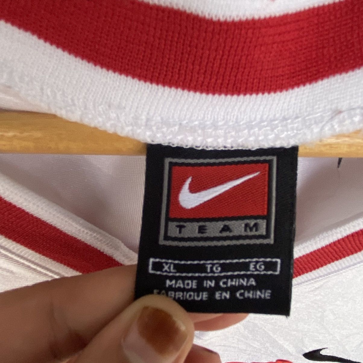Other Vintage Nike Miami Heat White And Red Jersey Size XL Size US XL / EU 56 / 4 - 9 Thumbnail