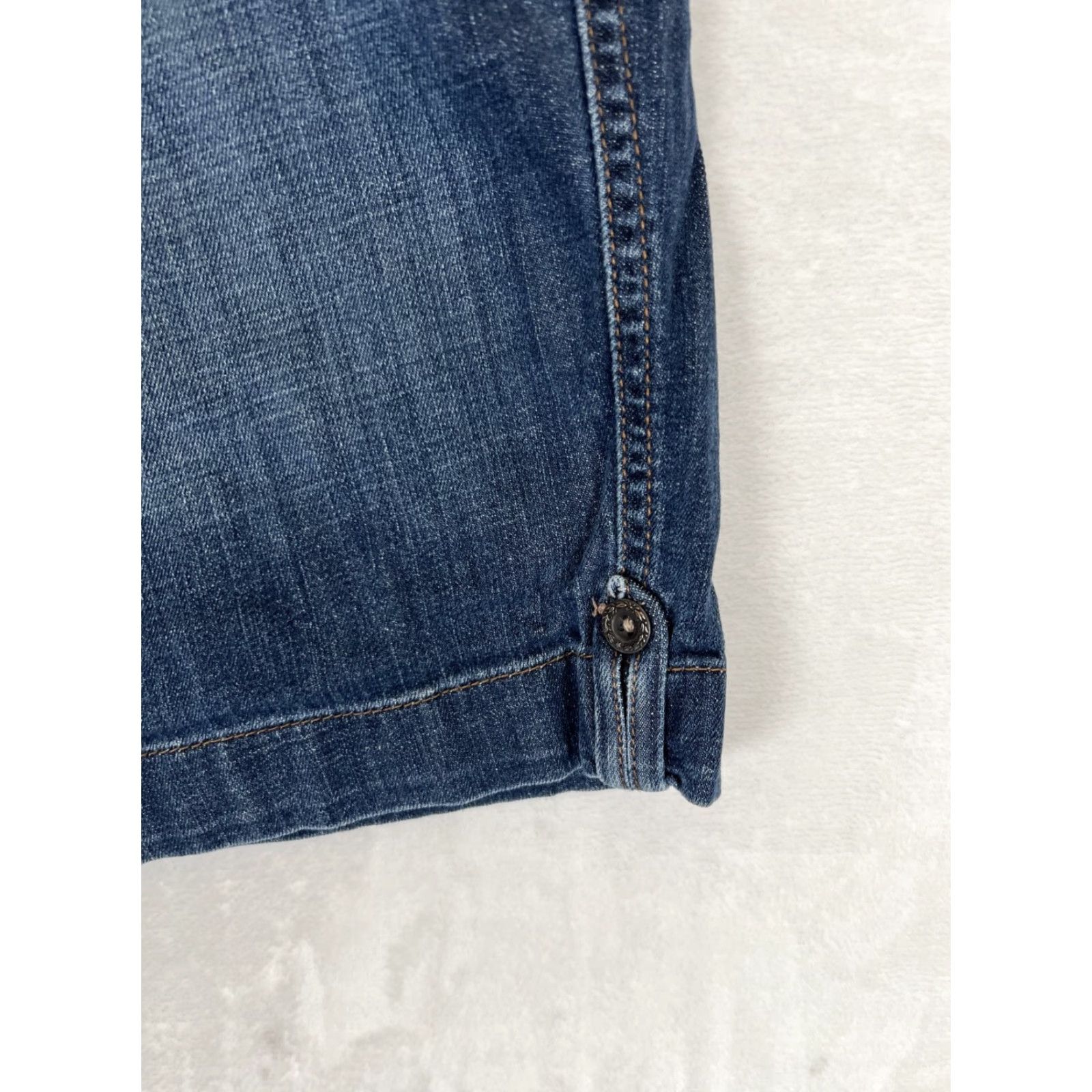 Levi's Levi’s Bermuda Short Stretch Denim Women’s 16 Mid-Rise 5-Pocket Blue Summer Casual Regular Women’s Size 38" / US 16 / IT 52 - 2 Thumbnail