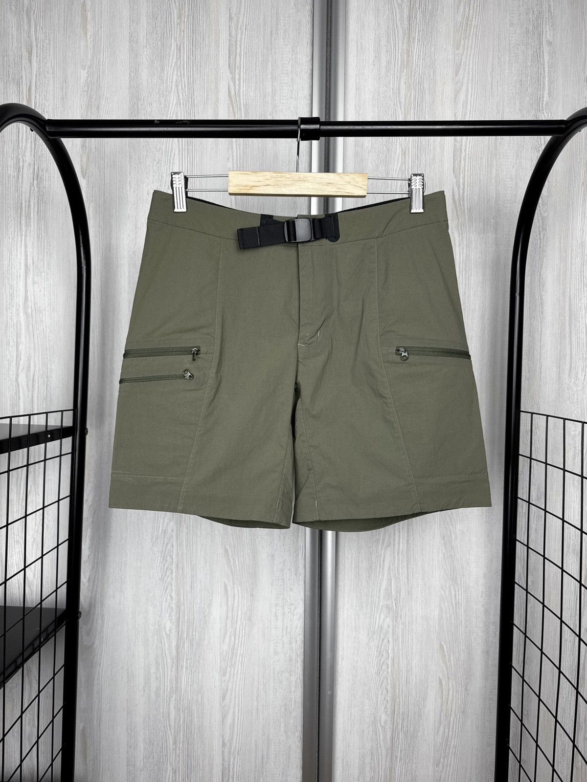 Arc'teryx Arc’teryx khaki green vintage 00s hiking women’s shorts 29 Size 29" - 1 Thumbnail