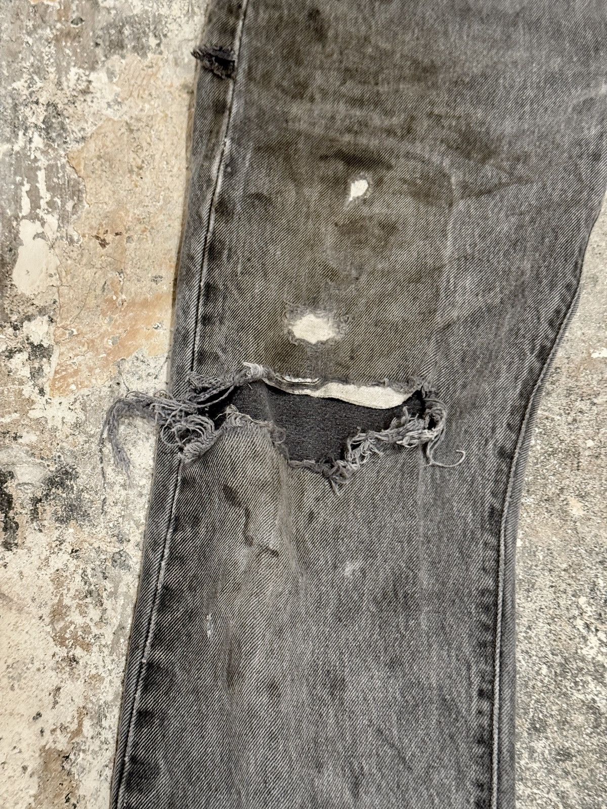 Levi's × Vintage Vintage distressed Levi’s 501s Size US 32 / EU 48 - 2 Thumbnail