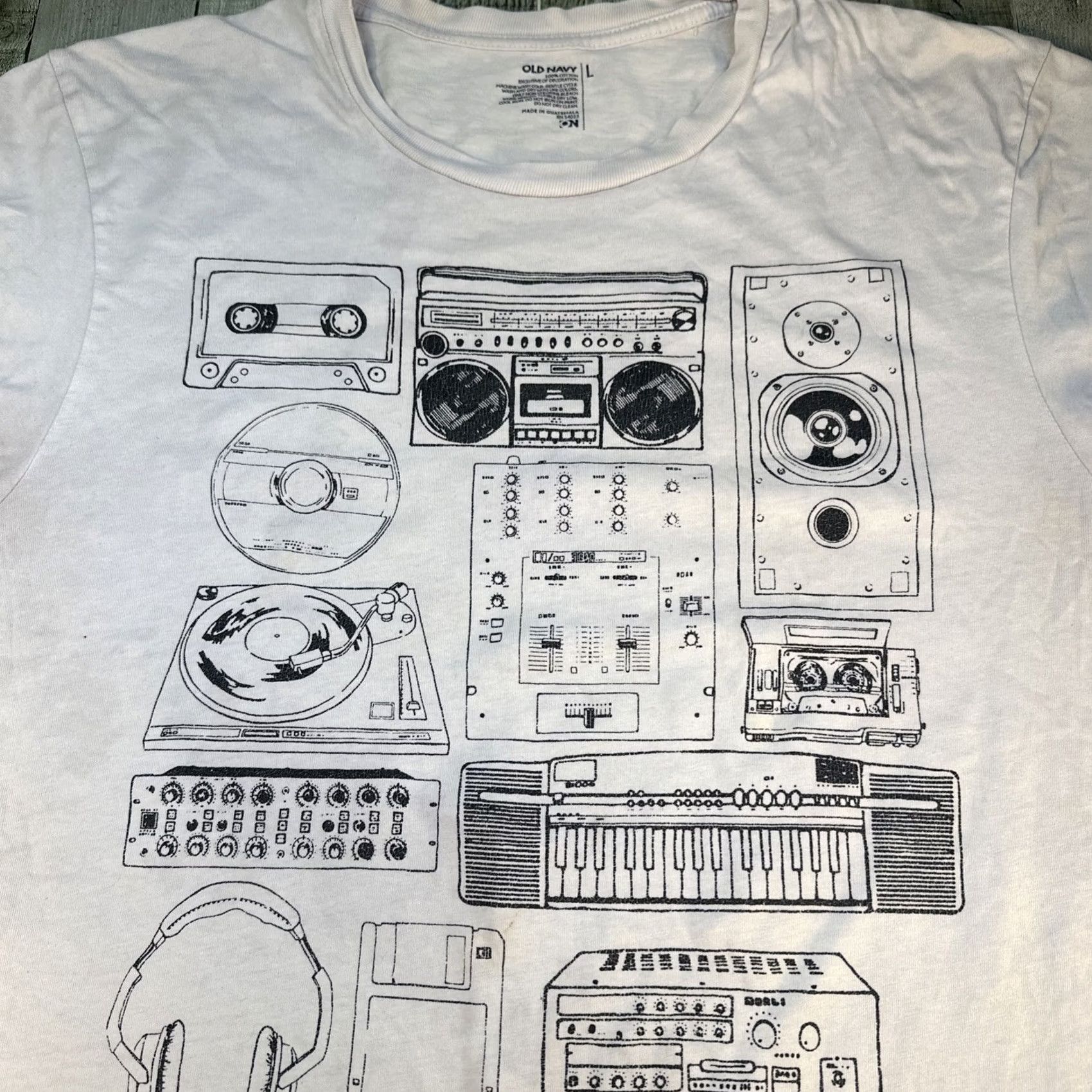 Old Navy Old Navy T-Shirt Men White Size L Graphic Retro Music Boombox Tee Size US L / EU 52-54 / 3 - 2 Thumbnail
