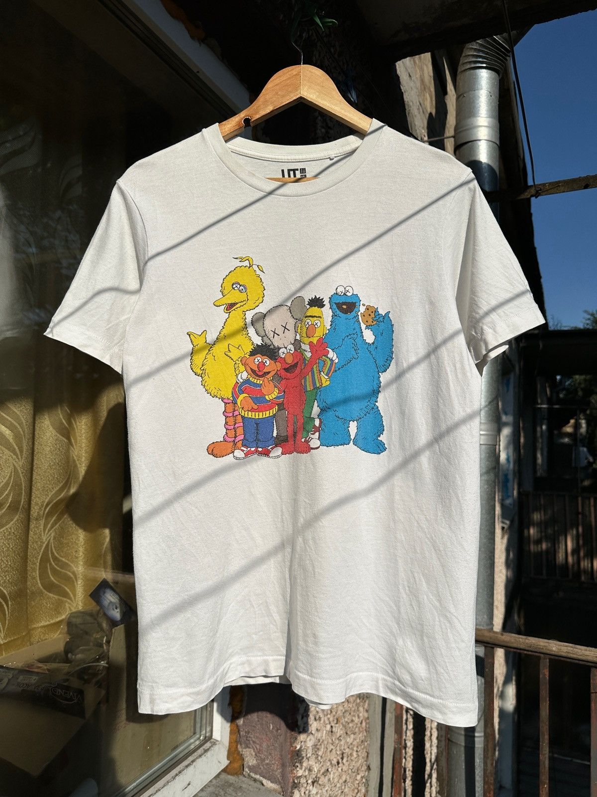 Kaws × Uniqlo Uniqlo x Kaws Sesame Street White T-Shirt Size US M / EU 48-50 / 2 - 1 Thumbnail