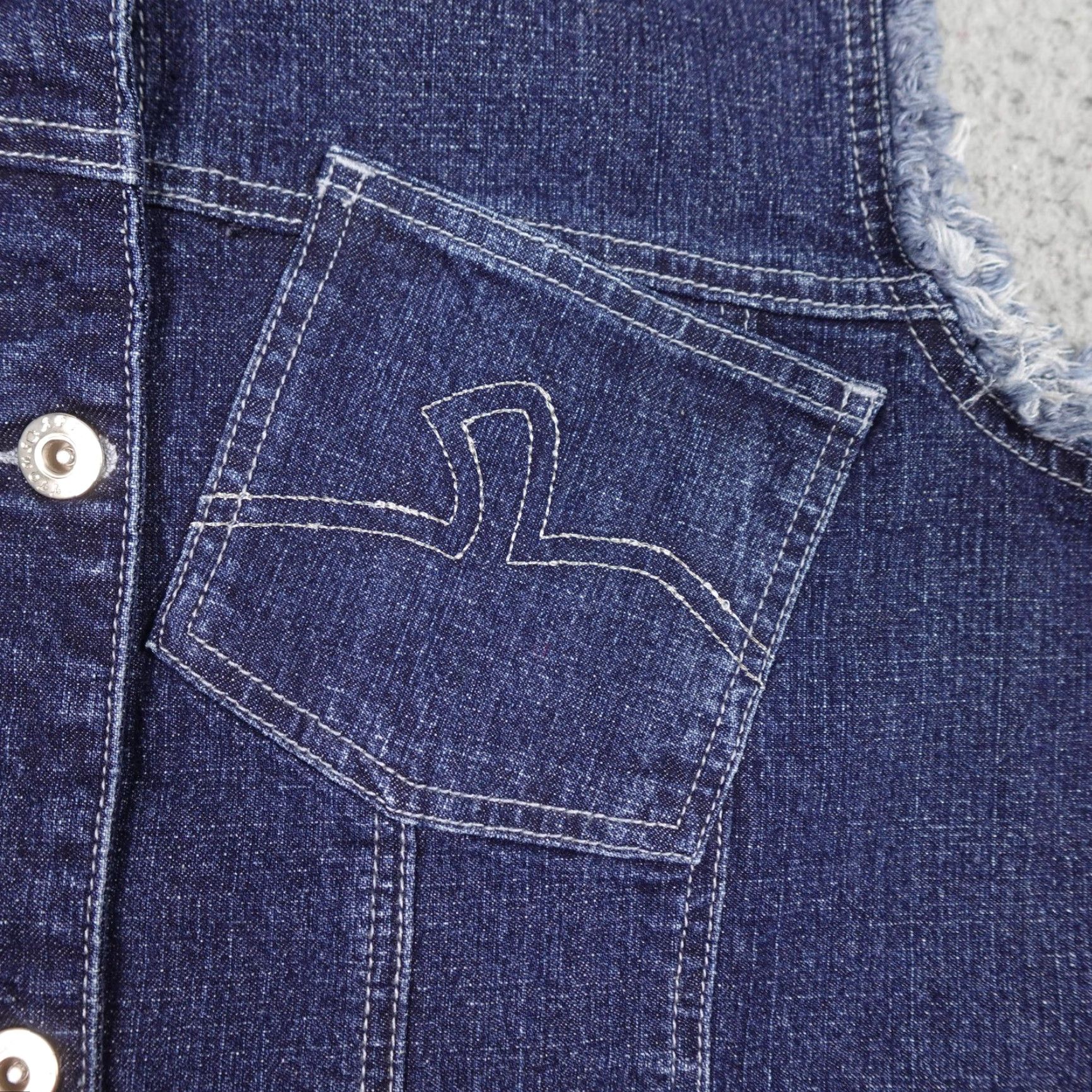 Vintage VINTAGE Apple Bottoms Vest Womens Denim Sleeveless Blue 13/14 Grunge Y2K Frayed Button Embroidered Logo Pockets Size 34" / US 12 / IT 48 - 6 Thumbnail