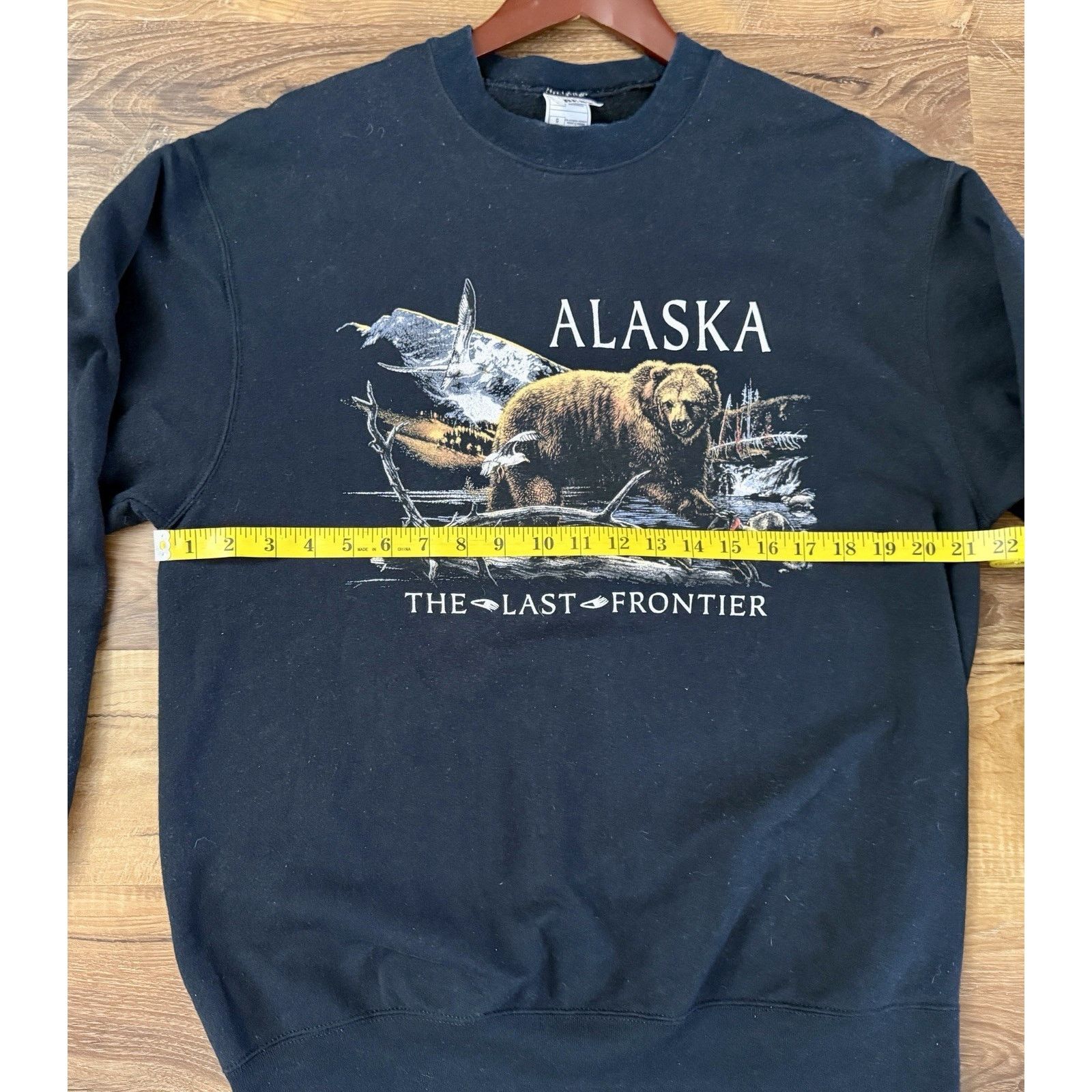 Fruit Of The Loom Vintage Alaska ‘The Last Frontier’ Sweatshirt Bear Scene Size US L / EU 52-54 / 3 - 4 Thumbnail