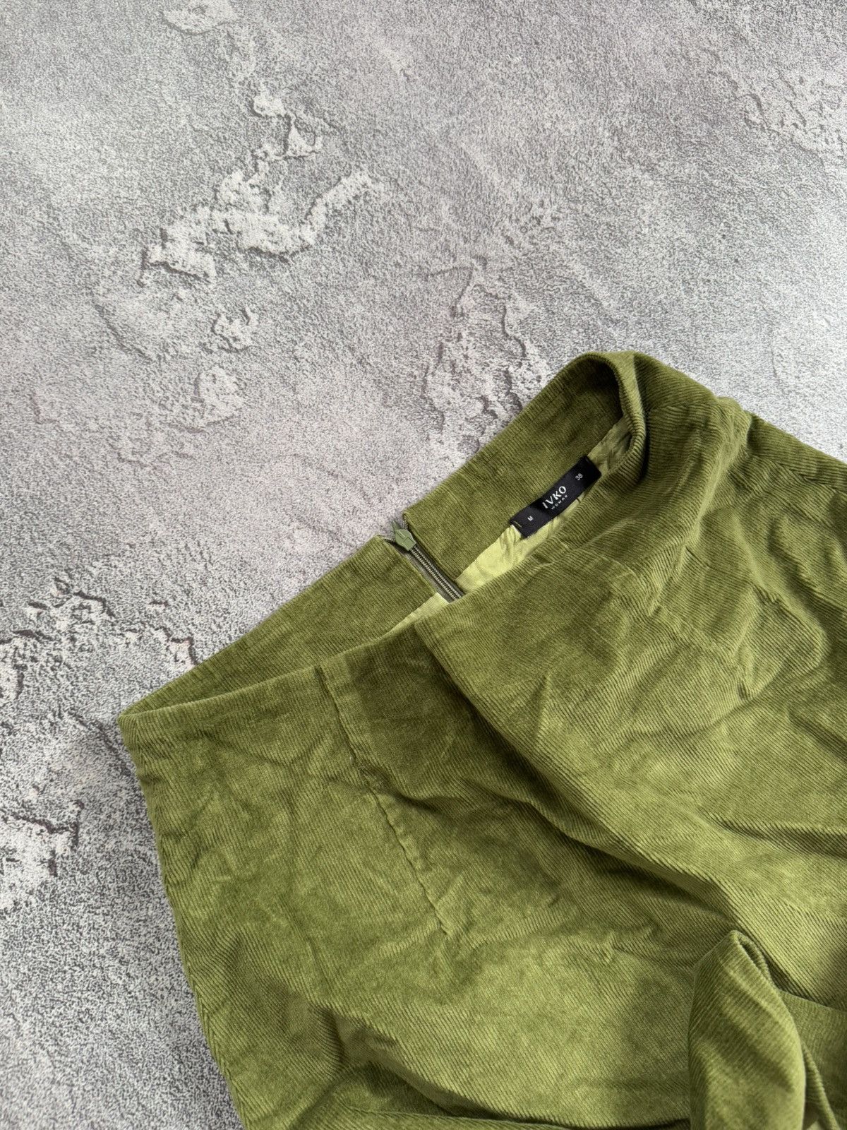 Dale Of Norway × Designer × Moods of Norway Ivko M green corduroy velvet mini skirt Size 26" / US 2 / IT 38 - 2 Thumbnail