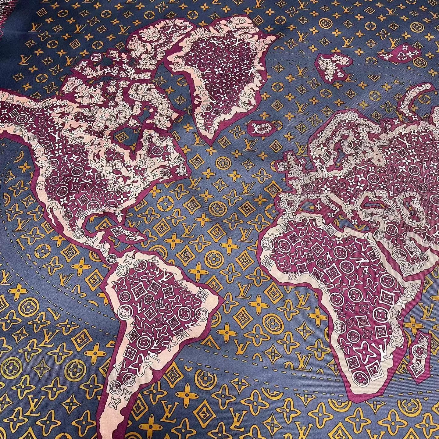 Louis Vuitton LV World Map Monogram Scarf 90x90cm Size ONE SIZE - 2 Thumbnail