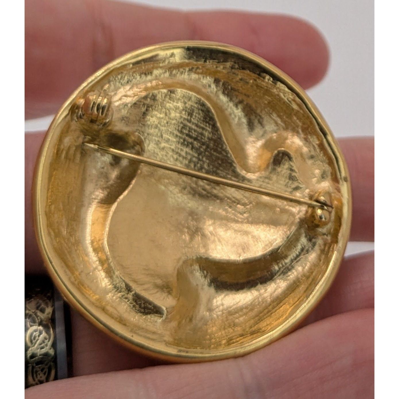 Other Vintage 1980s Gold & Black Enamel Round Brooch Pin With Leaf Size ONE SIZE - 7 Thumbnail