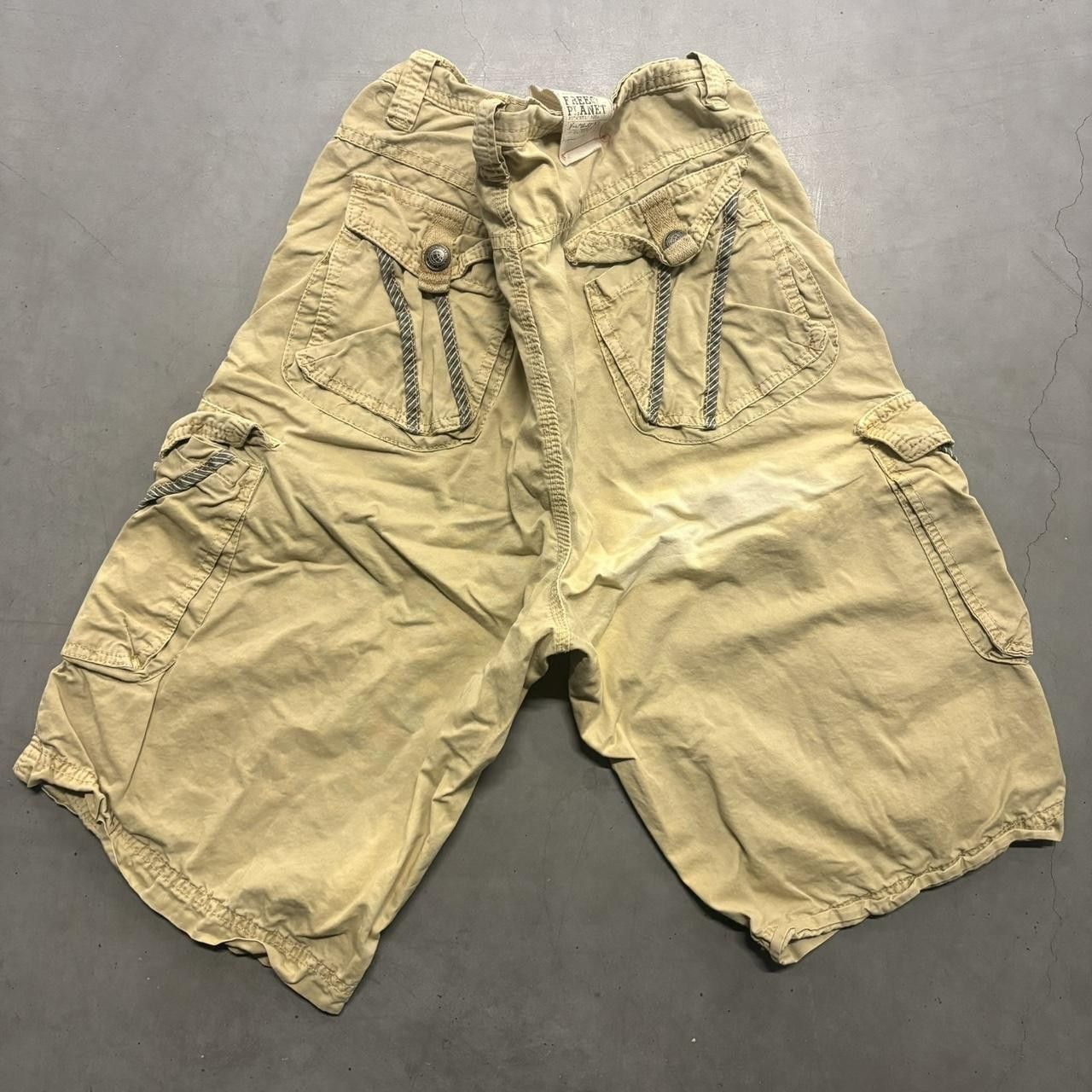 Vintage Crazy Vintage Y2K/2000s Baggy Khaki Free Planet Skater Style Cargo Shorts! Size US 32 / EU 48 - 2 Thumbnail