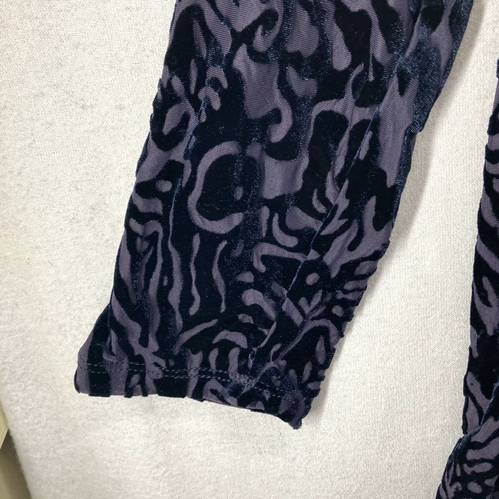 Vintage HANNAH Women's Black Velvet Deep Purple Top XL Tunic Blouse Long Sleeve Round Neck Fairy Gothic Casual Size XL / US 12-14 / IT 48-50 - 6 Thumbnail