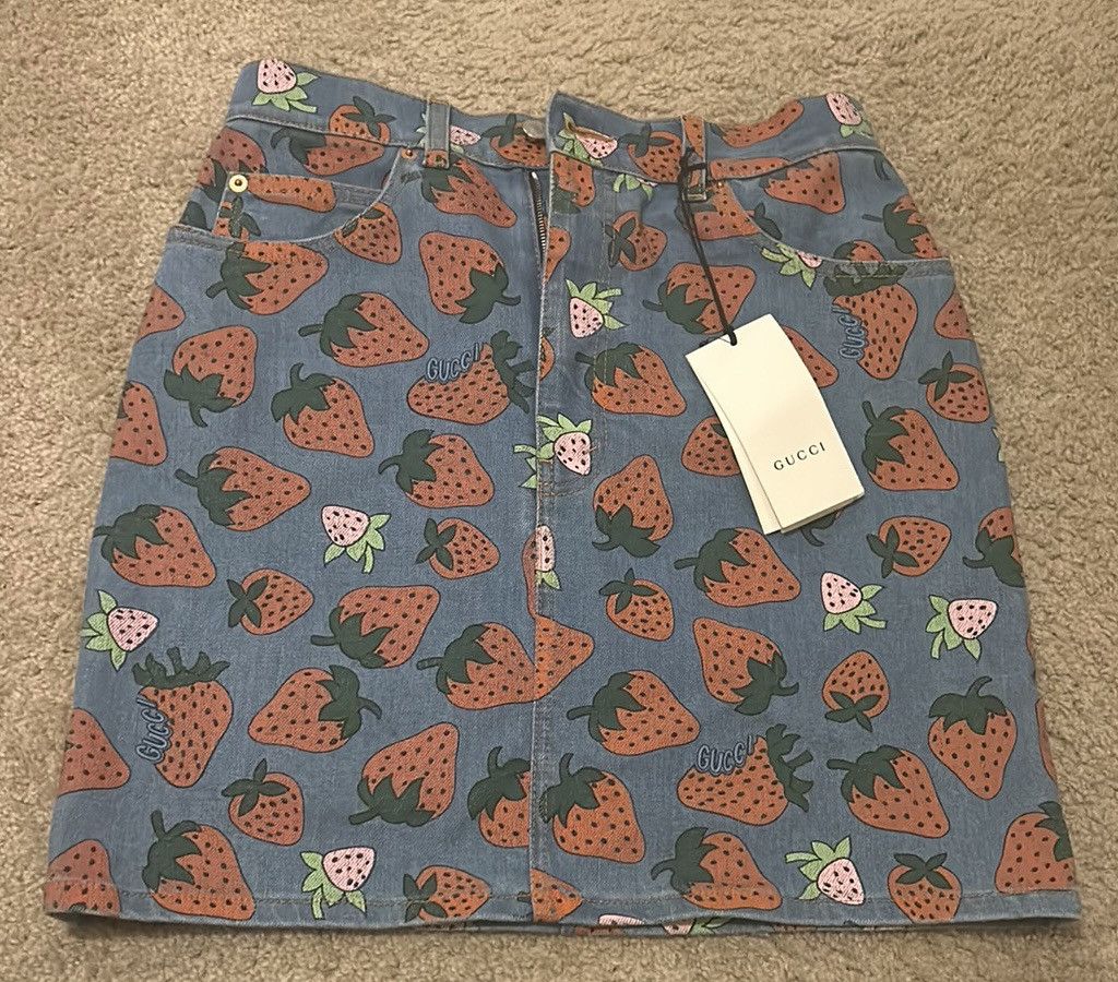 Gucci Gucci Denim Skirt with Strawberry Print size IT 42 Size 28" / US 6 / IT 42 - 3 Thumbnail