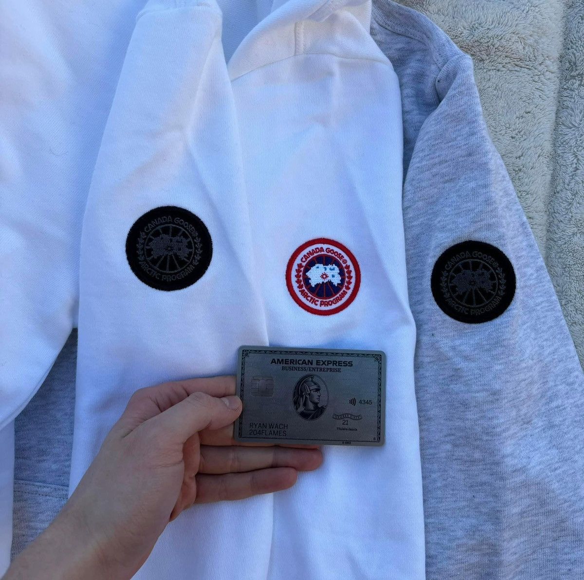 Canada Goose Canada Goose White / Classic Badge Badge Hoodies Size S / US 4 / IT 40 - 2 Thumbnail