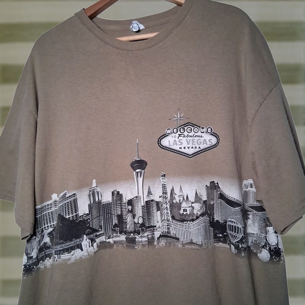 Delta Las Vegas Nevada Shirt Men 2XL Tan Beige Wrap Around Graphic Casino The Strip Skyline 90s Travel Las Vegas Mens T-Shirt Size US XXL / EU 58 / 5 - 1 Thumbnail