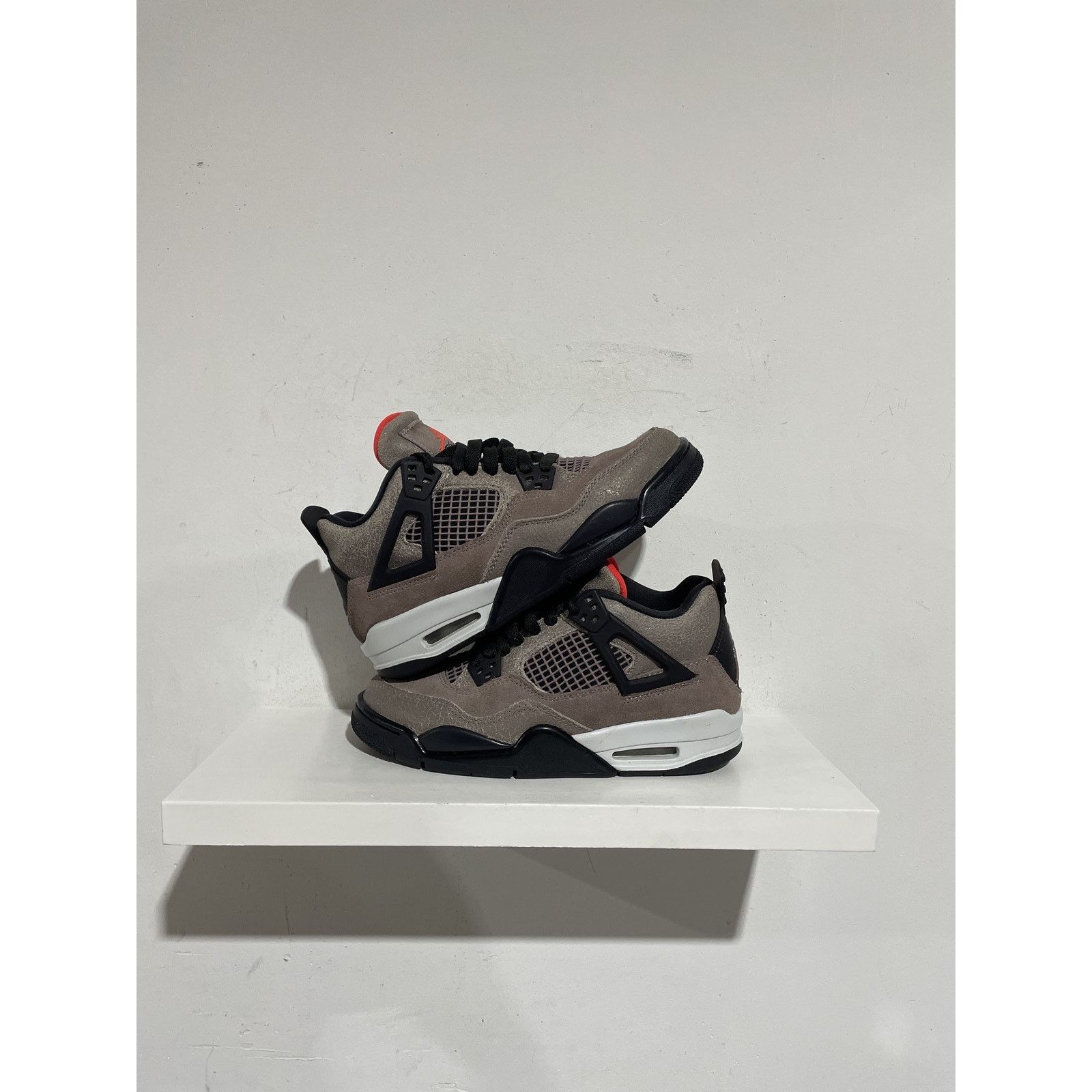 Jordan Brand NIKE JORDAN 4 TAUPE HAZE SIZE 5Y PREOWNED Size US 5 / EU 37 - 1 Thumbnail