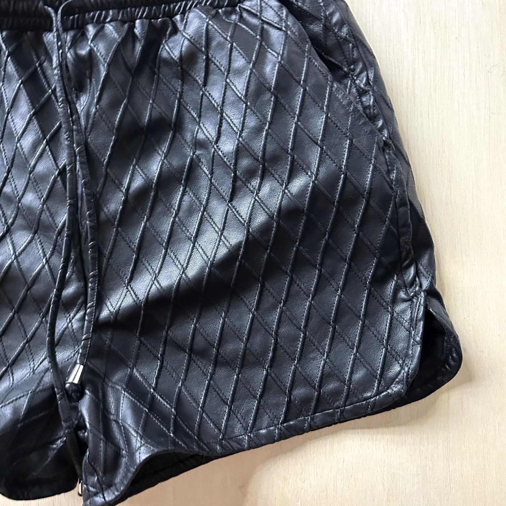 J.Crew J.Crew Womens Large Black Quilted Faux Leather Sweat Shorts Drawstring Pockets Lounge Casual - Mens/Womens? Size 36" / US 14 / IT 50 - 2 Thumbnail