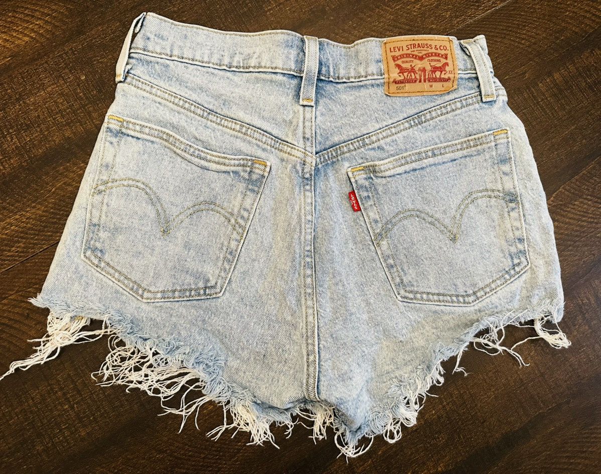 Levi's Levi’s 501 Distressed Women’s Light Wash Button Fly-Size 26 Size 26" / US 2 / IT 38 - 9 Thumbnail
