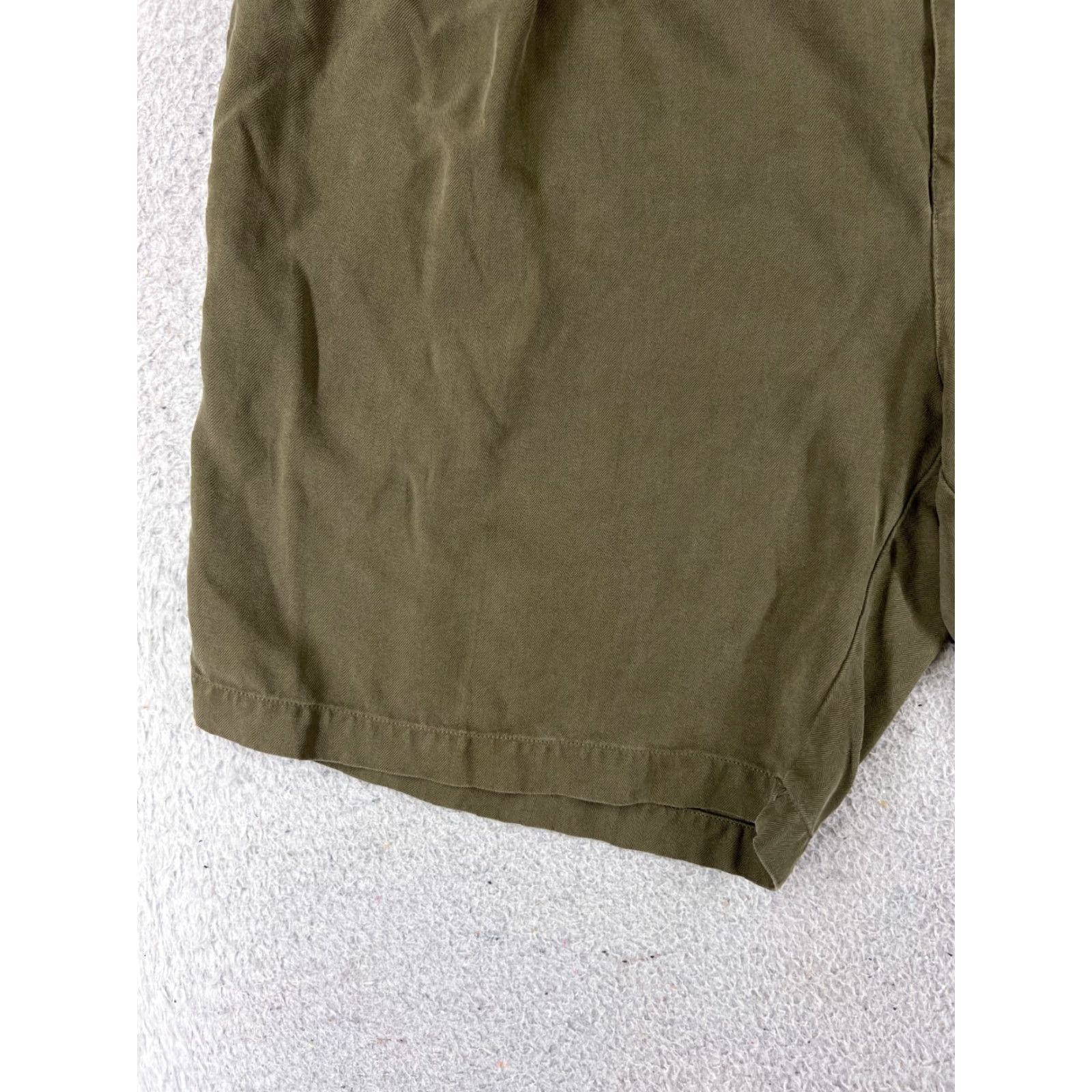 Tommy Bahama Tommy Bahama Shorts Mens Bermuda 38 Green Silk Herringbone Pleated Beach Vacation Size US 38 / EU 54 - 3 Thumbnail