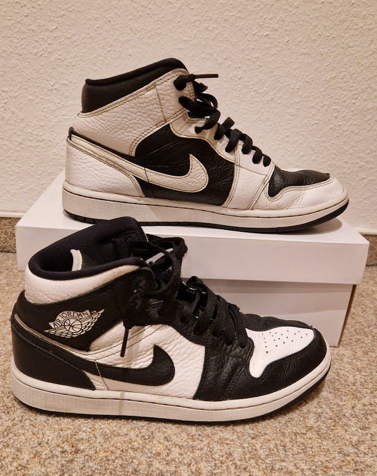 Jordan Brand Air Jordan 1 Mid Invert Black White Size US 9 / IT 39 - 1 Thumbnail