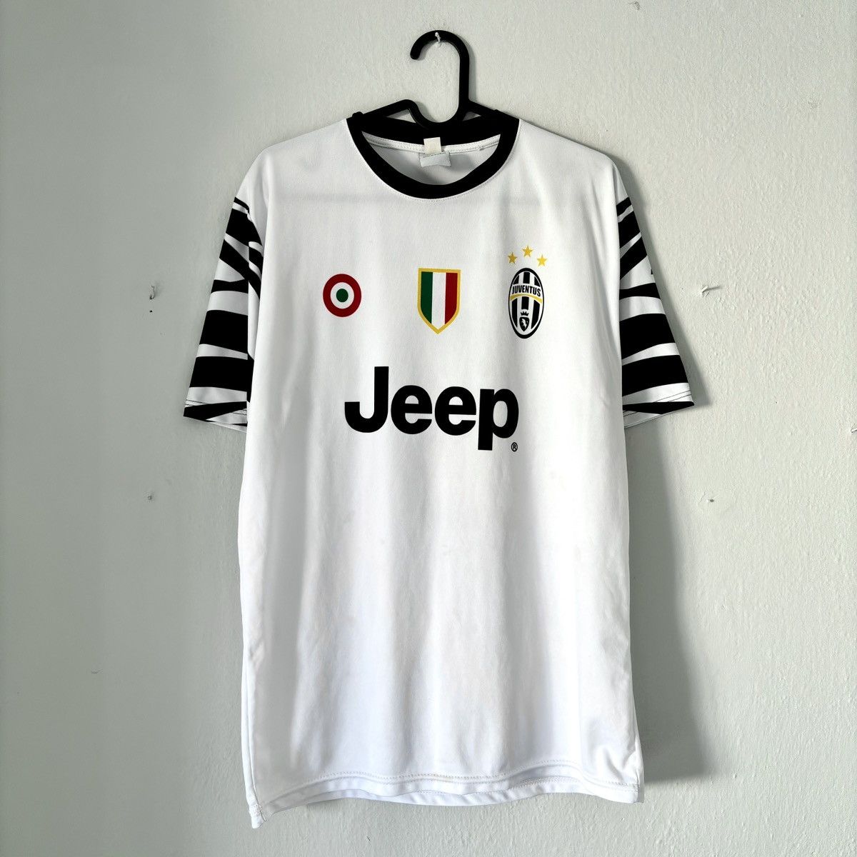 Vintage 2016 2017 Juventus Higuain Official Replica Soccer Jersey Size US M / EU 48-50 / 2 - 3 Thumbnail