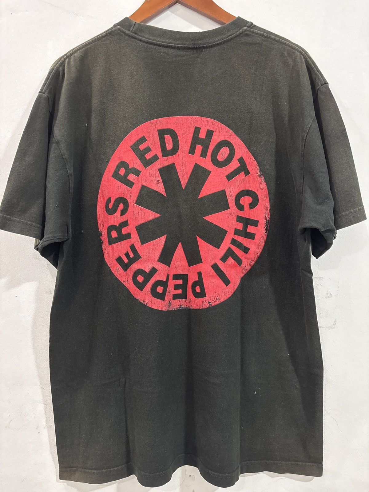 Band Tees Vintage Europ "Red Hot Chilli Peppers" T-shirt Size US XL / EU 56 / 4 - 14 Thumbnail
