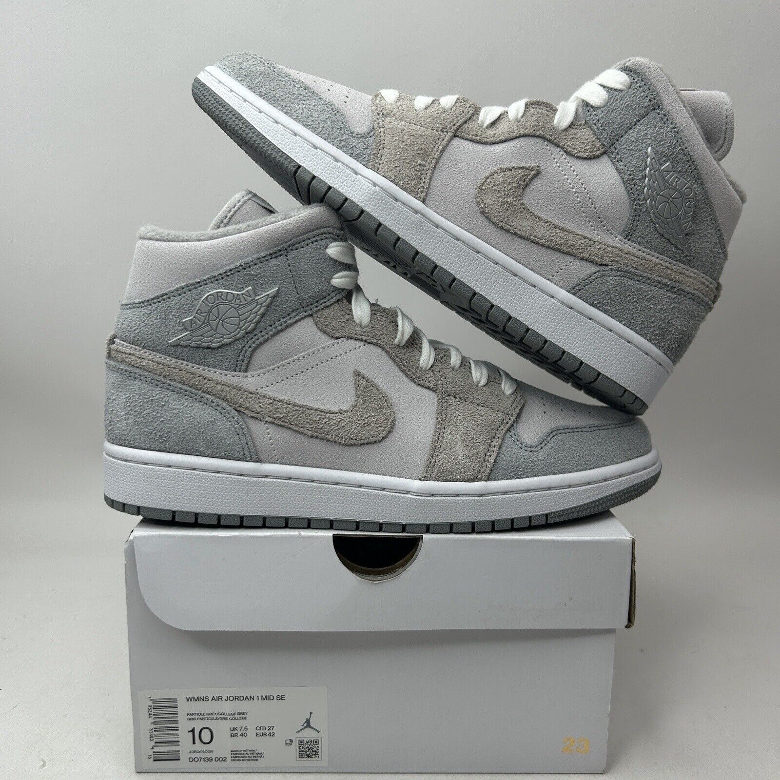 Jordan Brand Nike Air Jordan 1 Mid SE WMNS “Particle Grey/Fleece” 2023 Size US 10 / IT 40 - 1 Thumbnail
