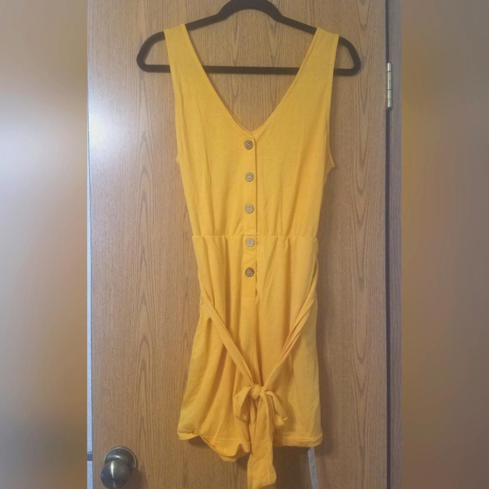 Designer NWT Cupshe Yellow Sleeveless Button-Down Romper Medium Size 32" / US 10 / IT 46 - 1 Thumbnail