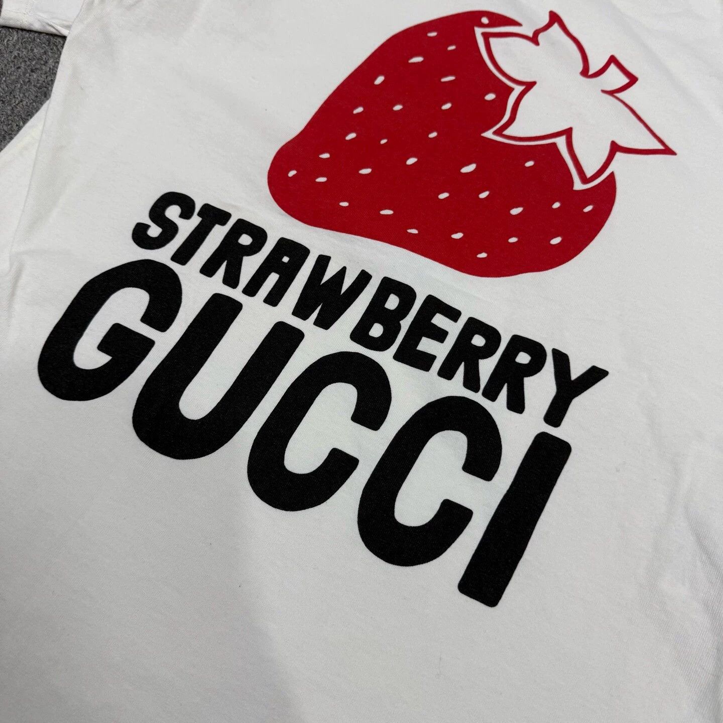 Gucci Gucci Strawberry Print SS Tee S 99 New Size S / US 4 / IT 40 - 3 Thumbnail
