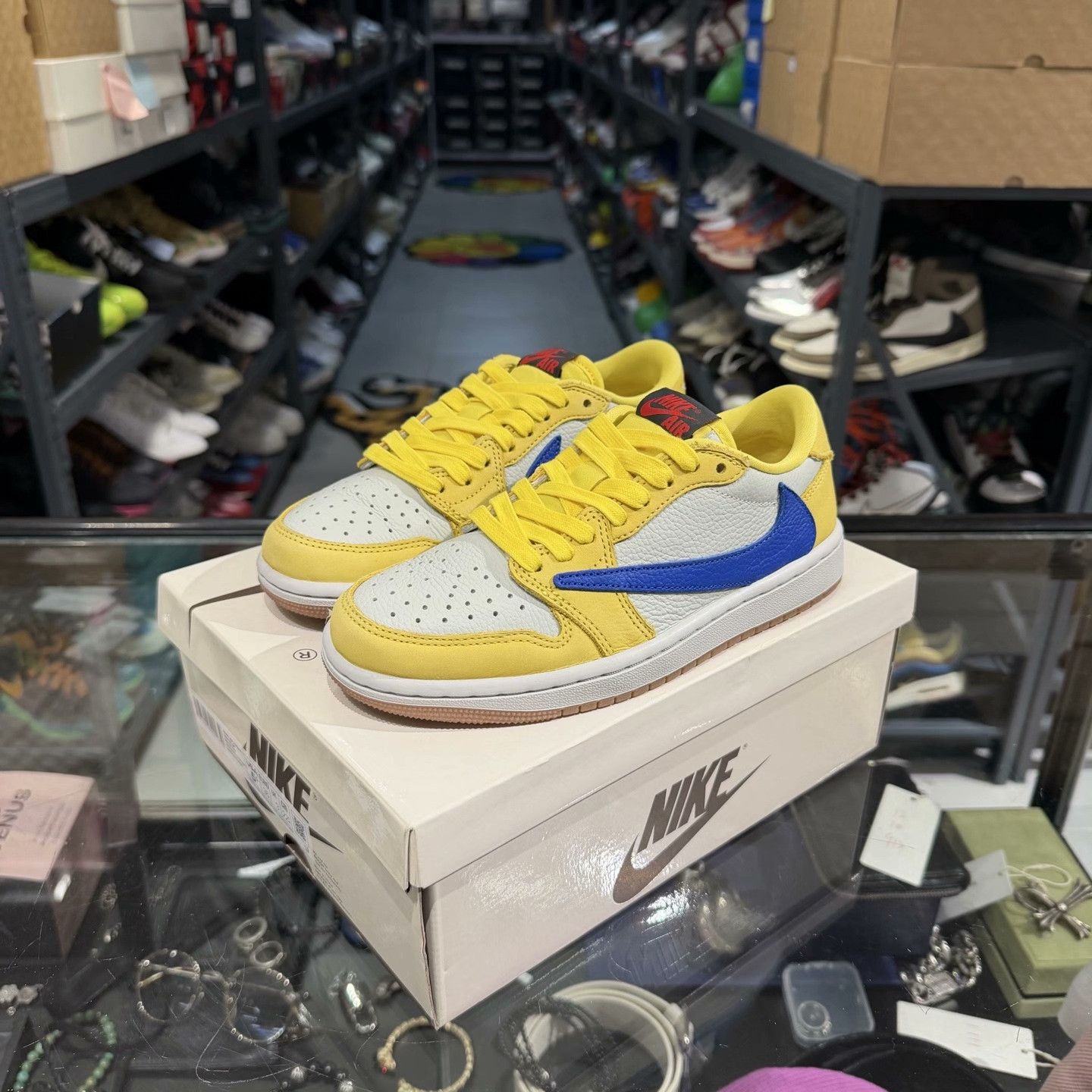 Nike Nike Gold Lowtop Sneakers 5 Men Size US 5 / EU 37 - 1 Thumbnail