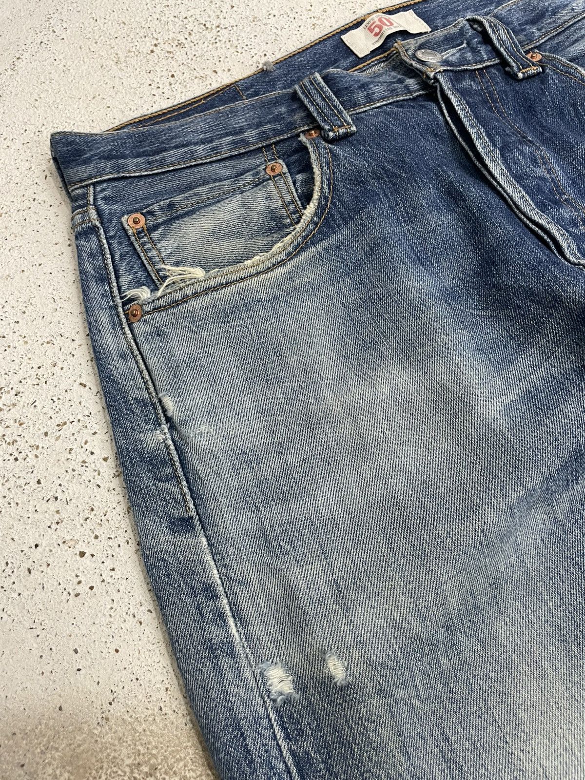 Levi's × Vintage Vintage Y2K Levis 501 Whisker Light Wash Minor Distressed Size US 32 / EU 48 - 8 Thumbnail