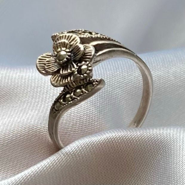 Sterling Silver AIP striking Vintage Sz 5 1/2 Sterling 925 Silver Ring