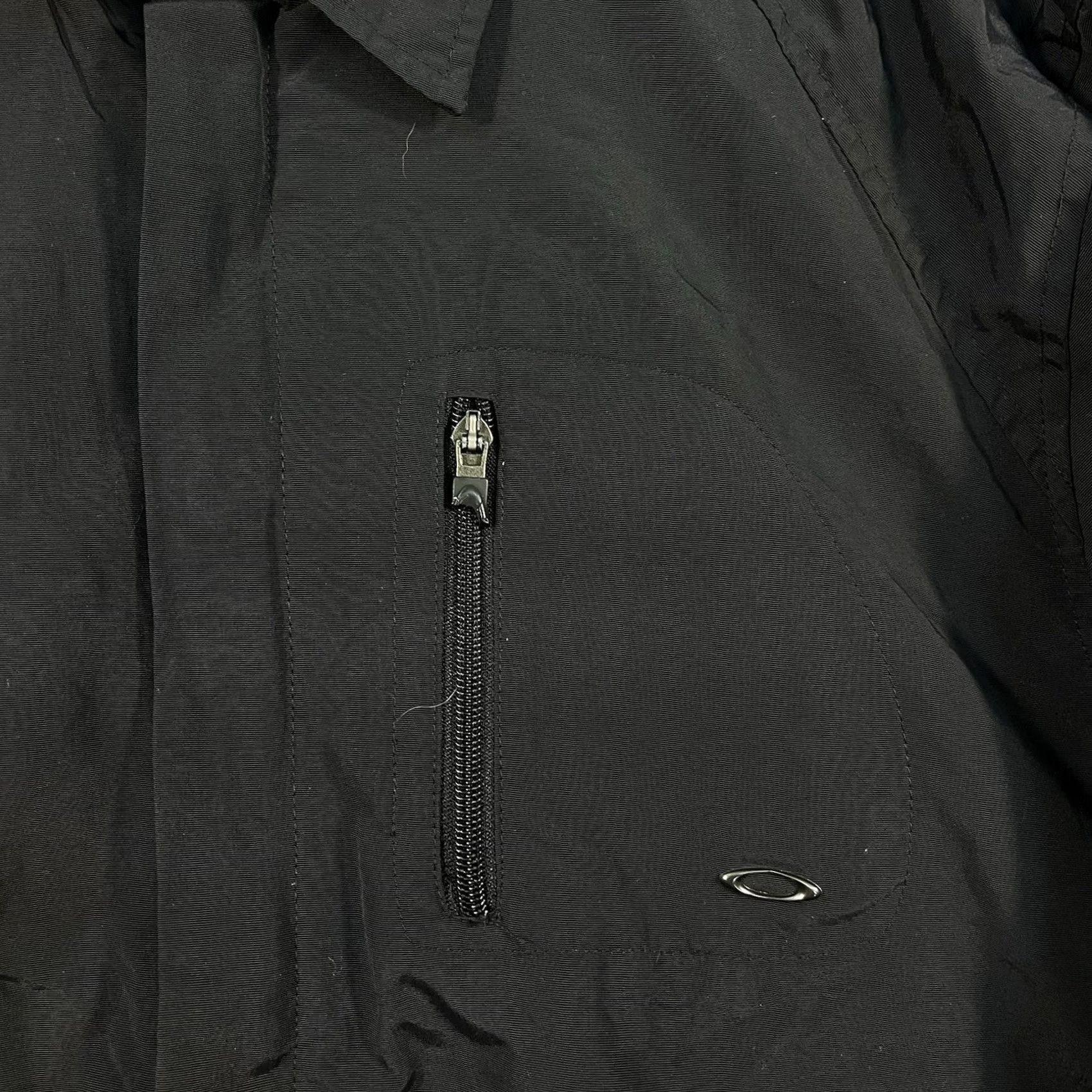 Oakley VINTAGE Oakley Windbreaker Jacket Mens XL Black Zip Nylon Solid Logo 90s Y2K Gorpcore Size US XL / EU 56 / 4 - 3 Thumbnail
