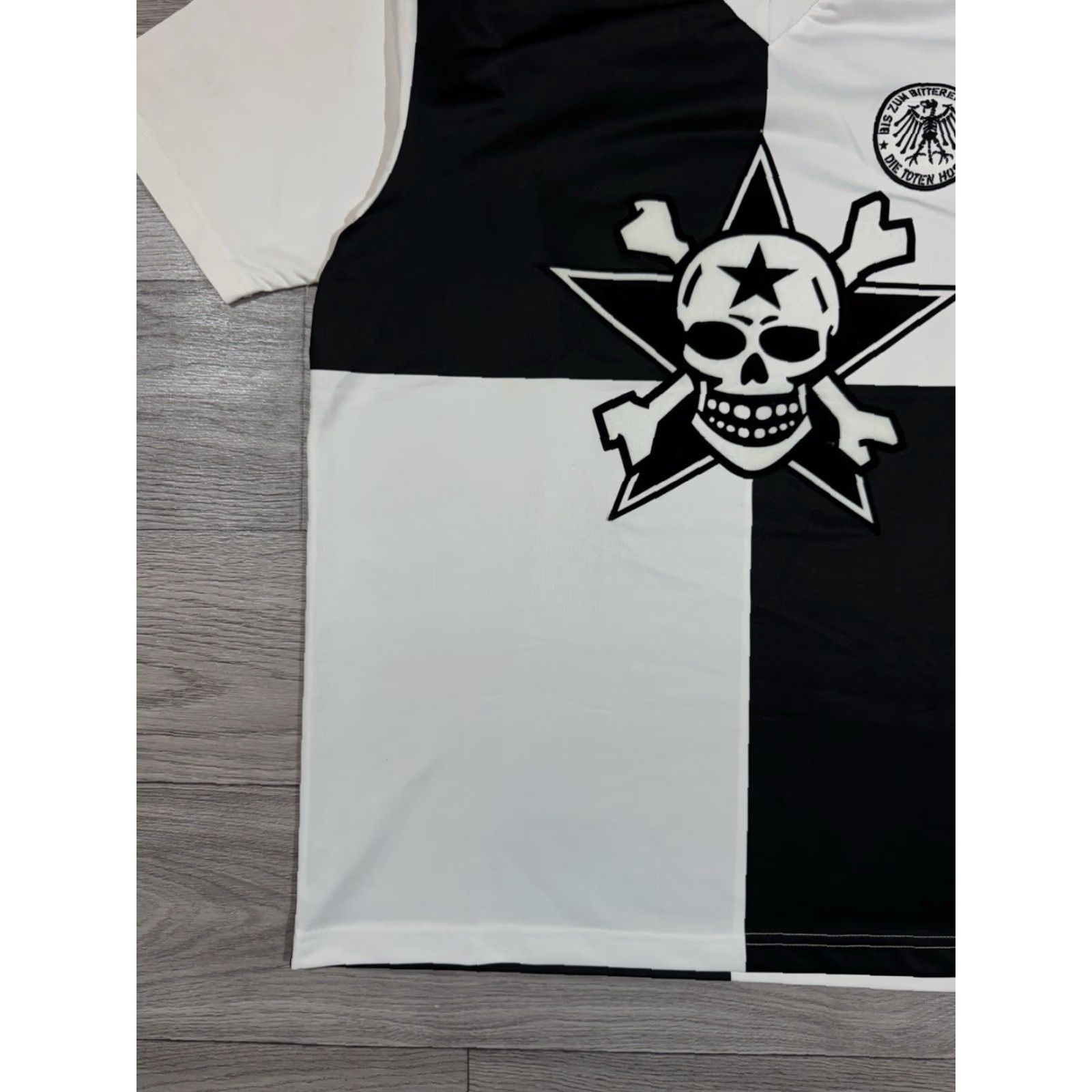Vintage Die Toten Hasen Jersey Shirt Skull Crossbones Punk Rock Graphic Size XL Mens T-Shirt Black/White Size US XL / EU 56 / 4 - 5 Thumbnail