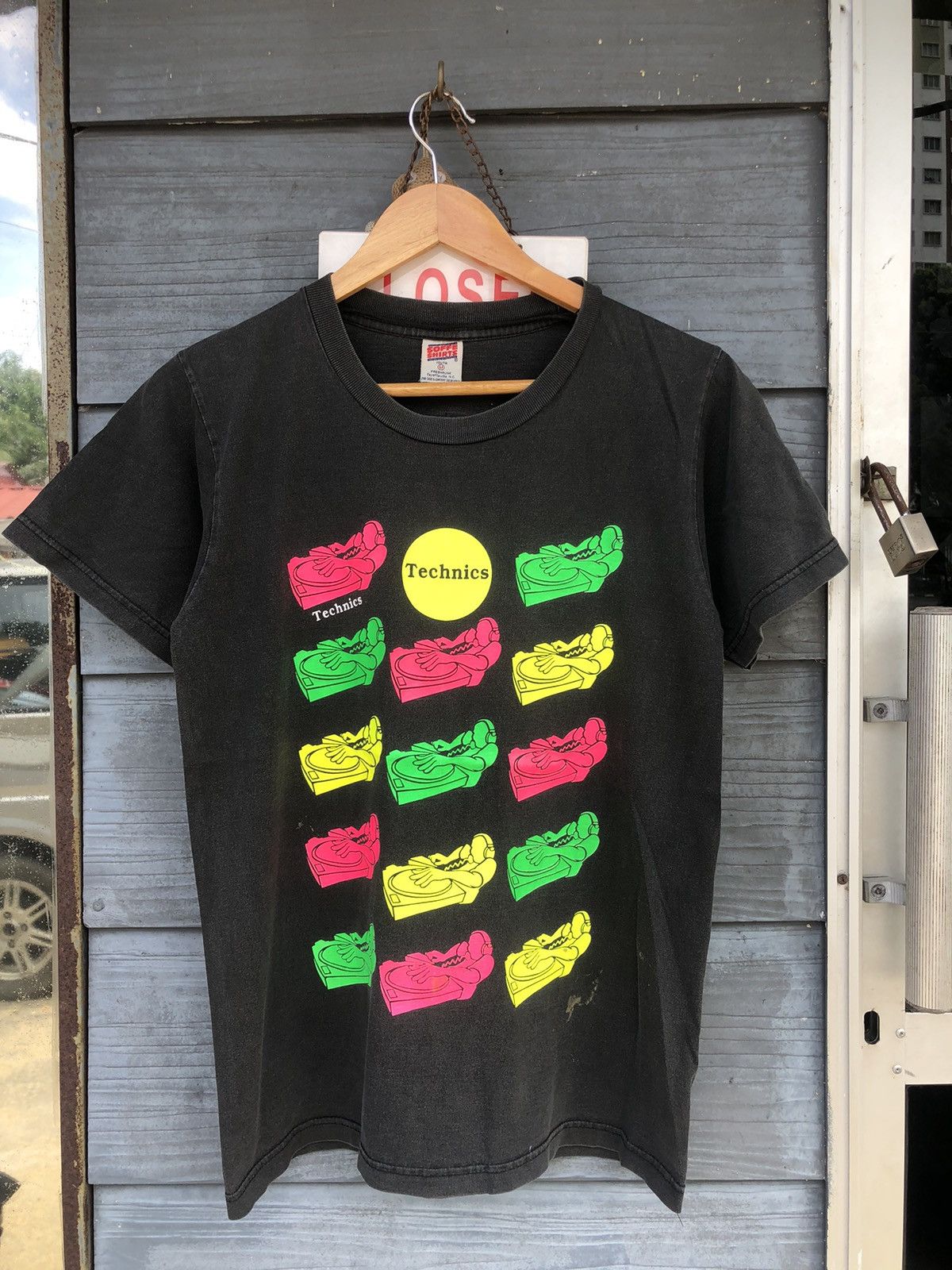 Vintage Vintage 90s Beauty Sunfaded Technics DJ Tshirts Size US S / EU 44-46 / 1 - 1 Thumbnail