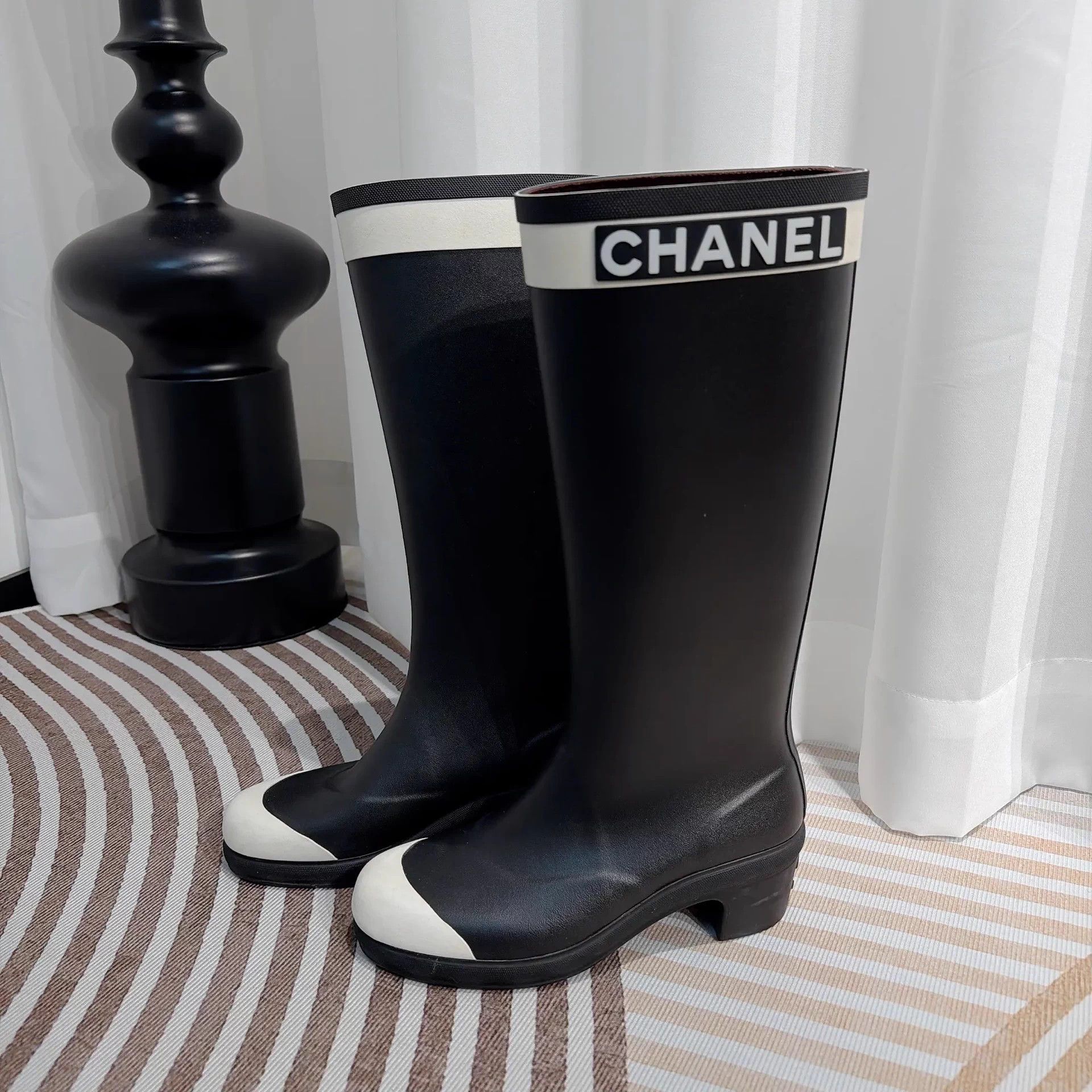 Chanel Chanel black and white colorblock rain boots women's 39 Size US 8 / IT 38 - 2 Thumbnail