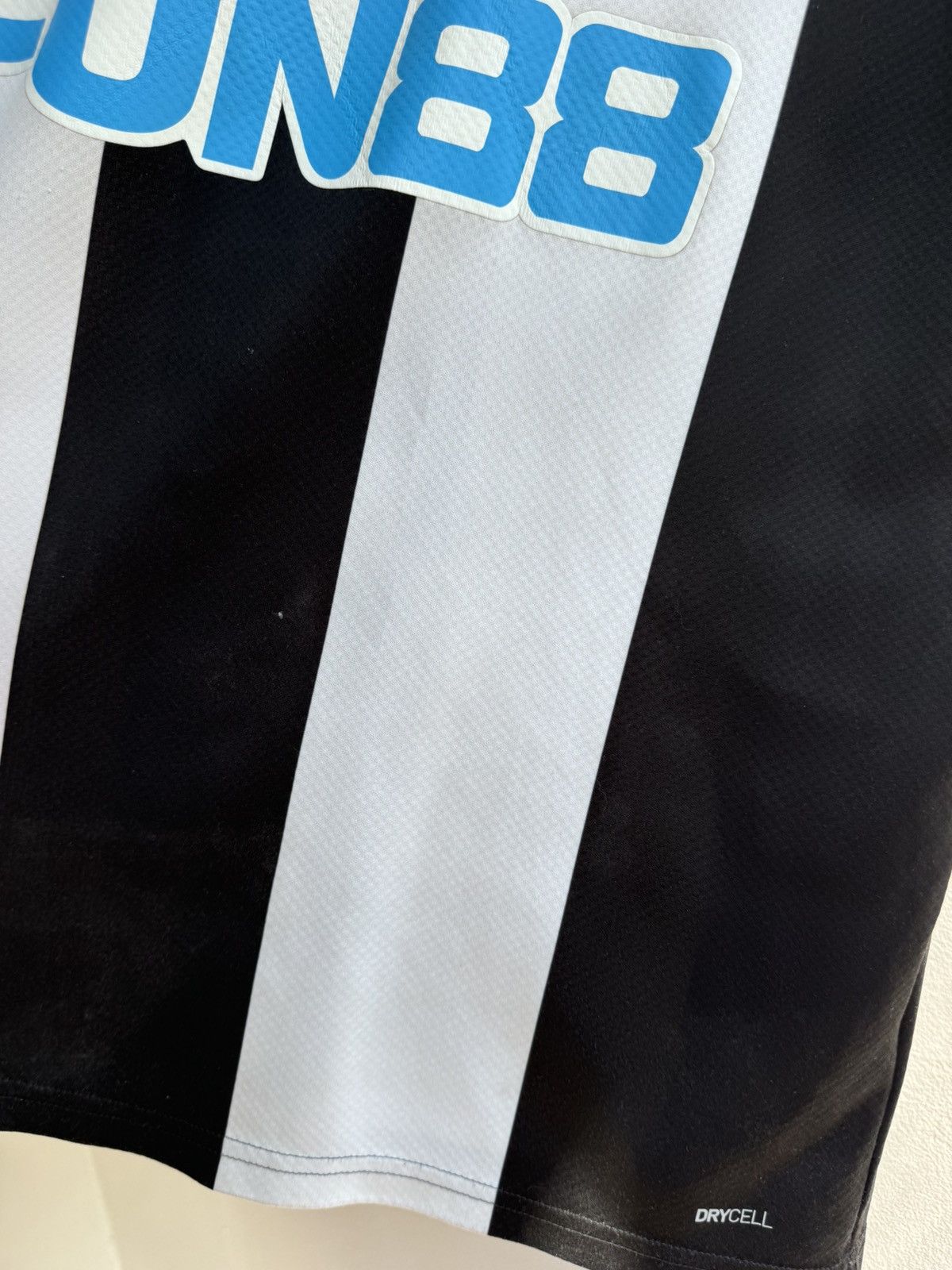 Puma NEWCASTLE UNITED 2019 2020 HOME FOOTBALL SHIRT SOCCER JERSEY Size US L / EU 52-54 / 3 - 9 Thumbnail