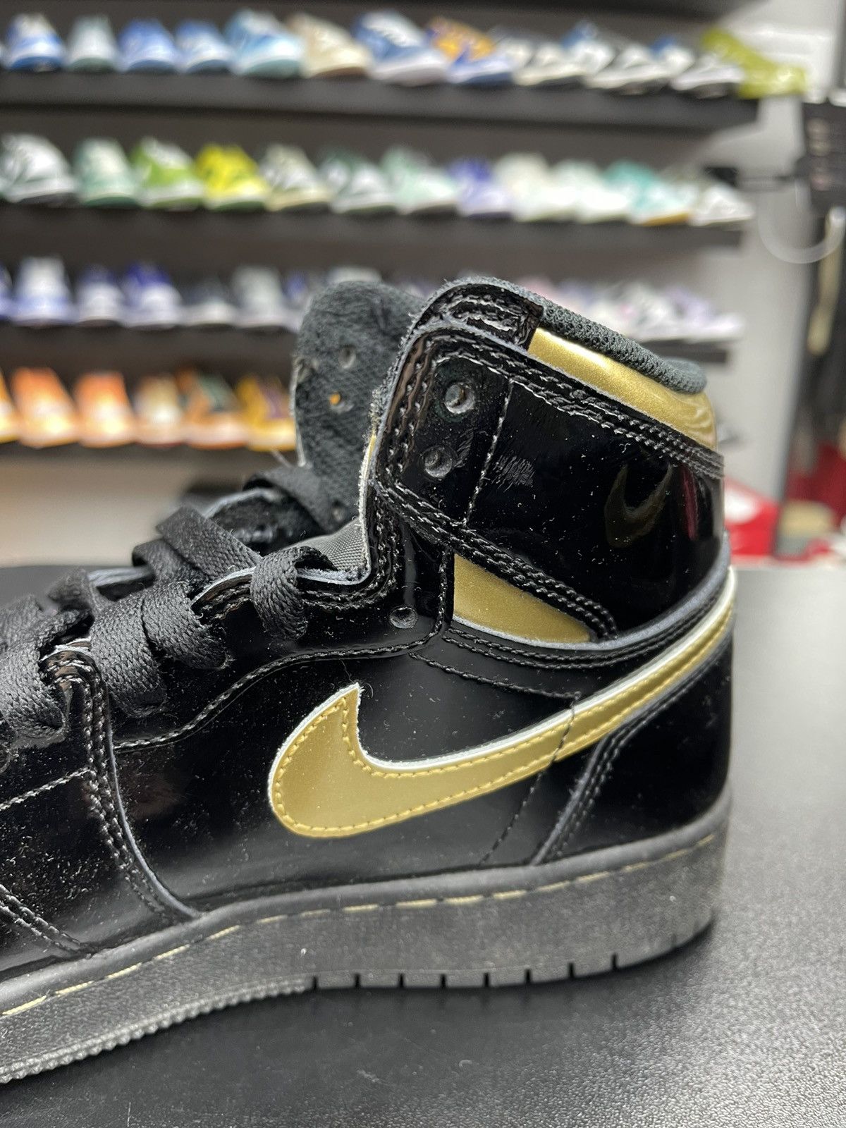 Jordan Brand Size 5y - Jordan 1 Metallic Gold “2020” Very Clean OG All Size US 5 / EU 37 - 6 Thumbnail