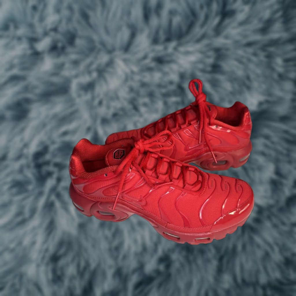 Nike Air Max Plus TN Tuned GS Triple Red University October 6Y Women’s 7.5 Nike Shoes Sneaker Womens Athletic Lace Up Textured Red 80s 90s