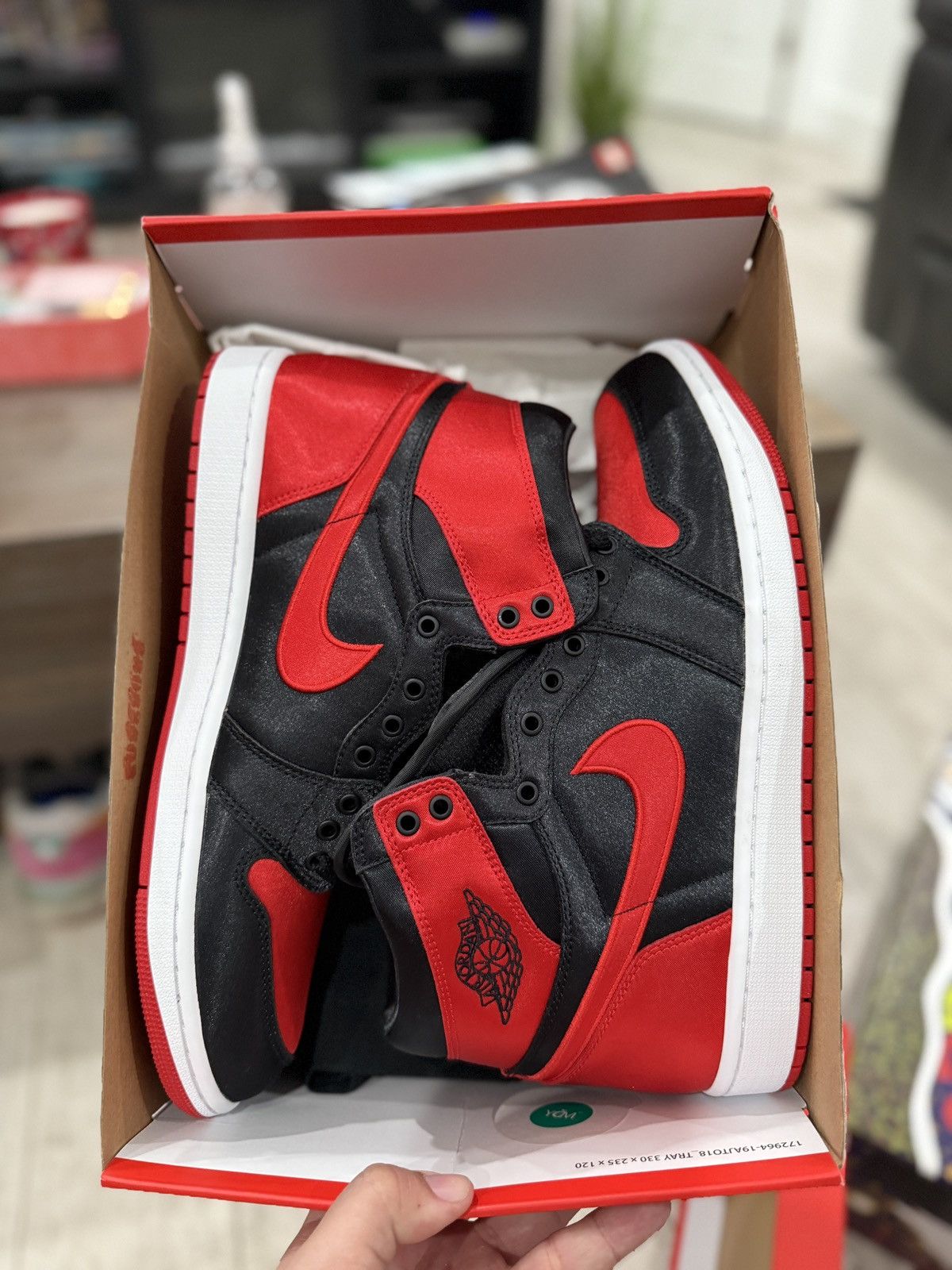 Jordan Brand Air Jordan 1 Satin Bred WMNS Size US 12 / IT 42 - 1 Thumbnail
