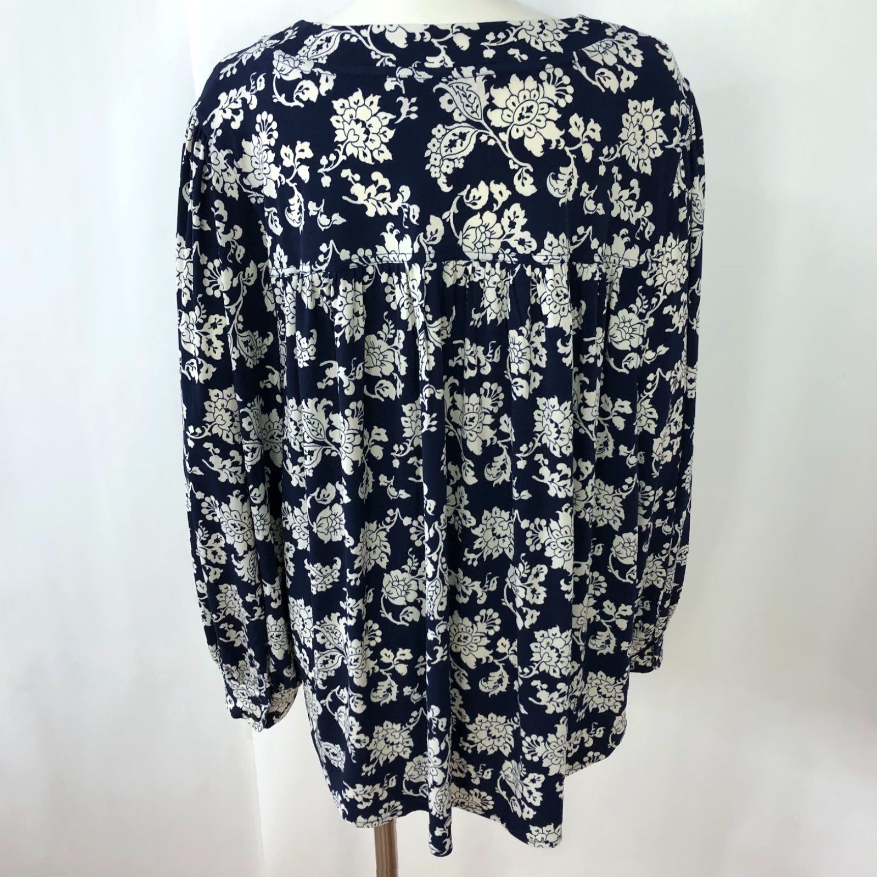 Vintage Lane Bryant Blouse, Plus Size 4X, Smock Pullover, Blue Ivory All Over Print, Long Sleeve, Round Neck, Polyester Spandex, Casual Shirt, Women Size XXL / US 16-18 / IT 52-54 - 3 Thumbnail