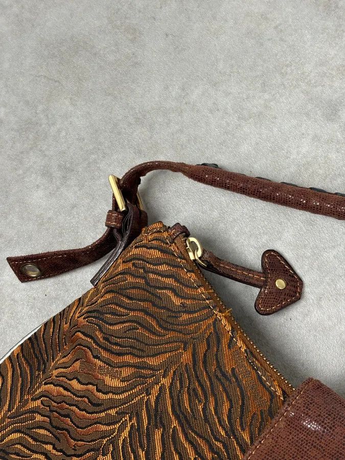 Roberto Cavalli 2000s Roberto Cavalli Brown Leather Tiger Embossed Shoulder Bag Size ONE SIZE - 9 Thumbnail