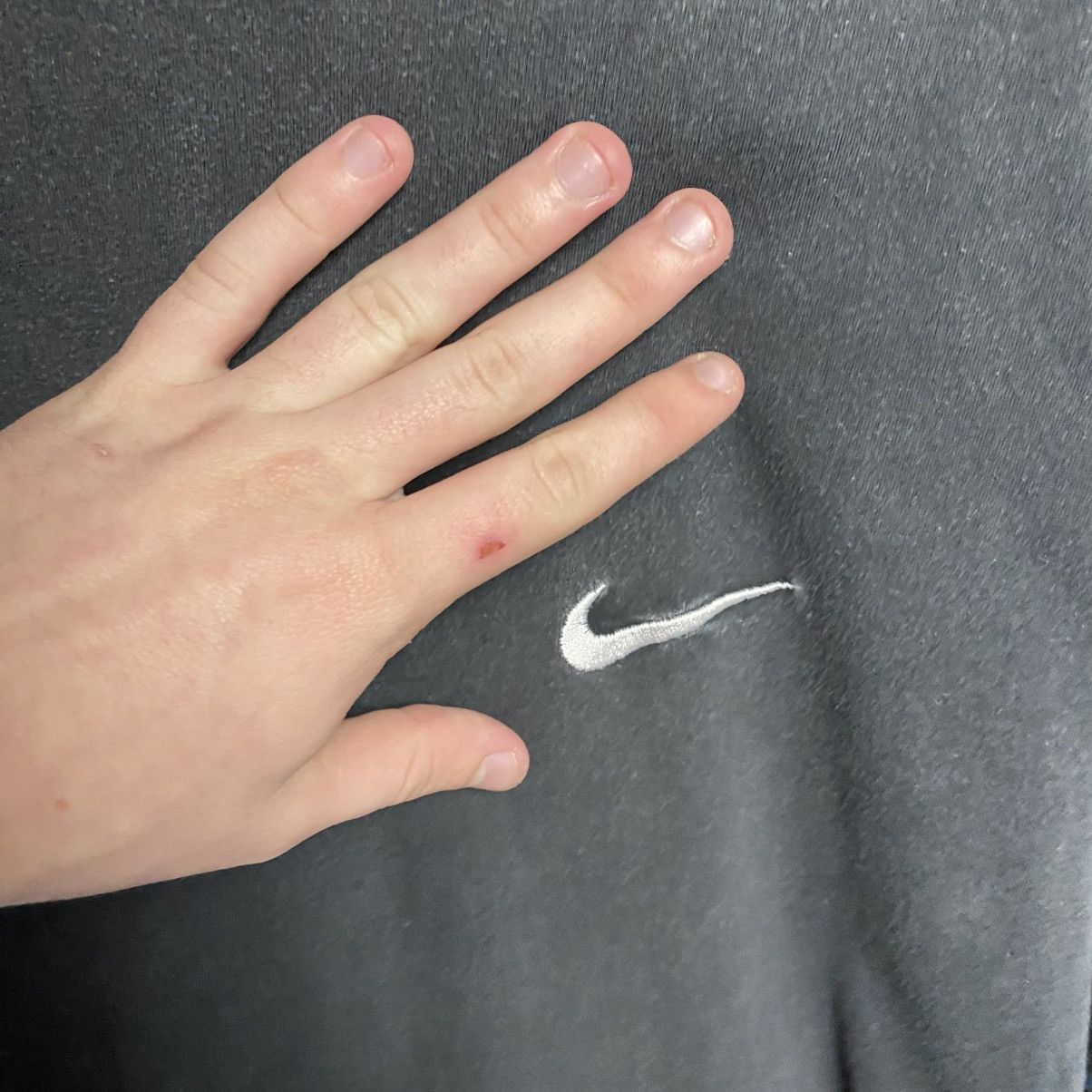 Nike Vintage Nike Small Swoosh 90’s Faded streetwear tee size M Size US M / EU 48-50 / 2 - 3 Thumbnail