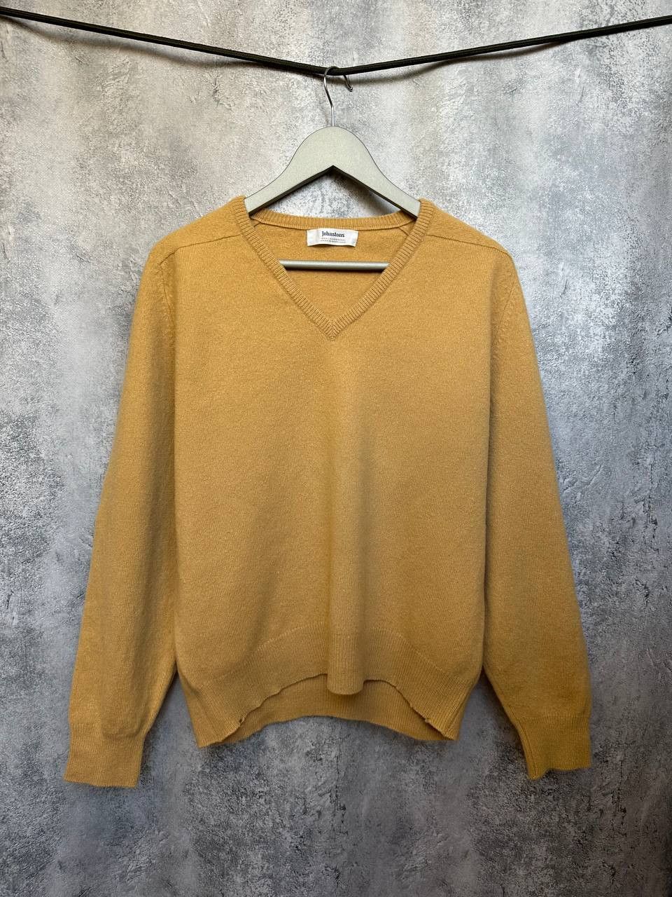 Johnstons Of Elgin Johnstons of Elgin V-Neck Wool Sweater Jumper Beige LS Size US XL / EU 56 / 4 - 2 Thumbnail