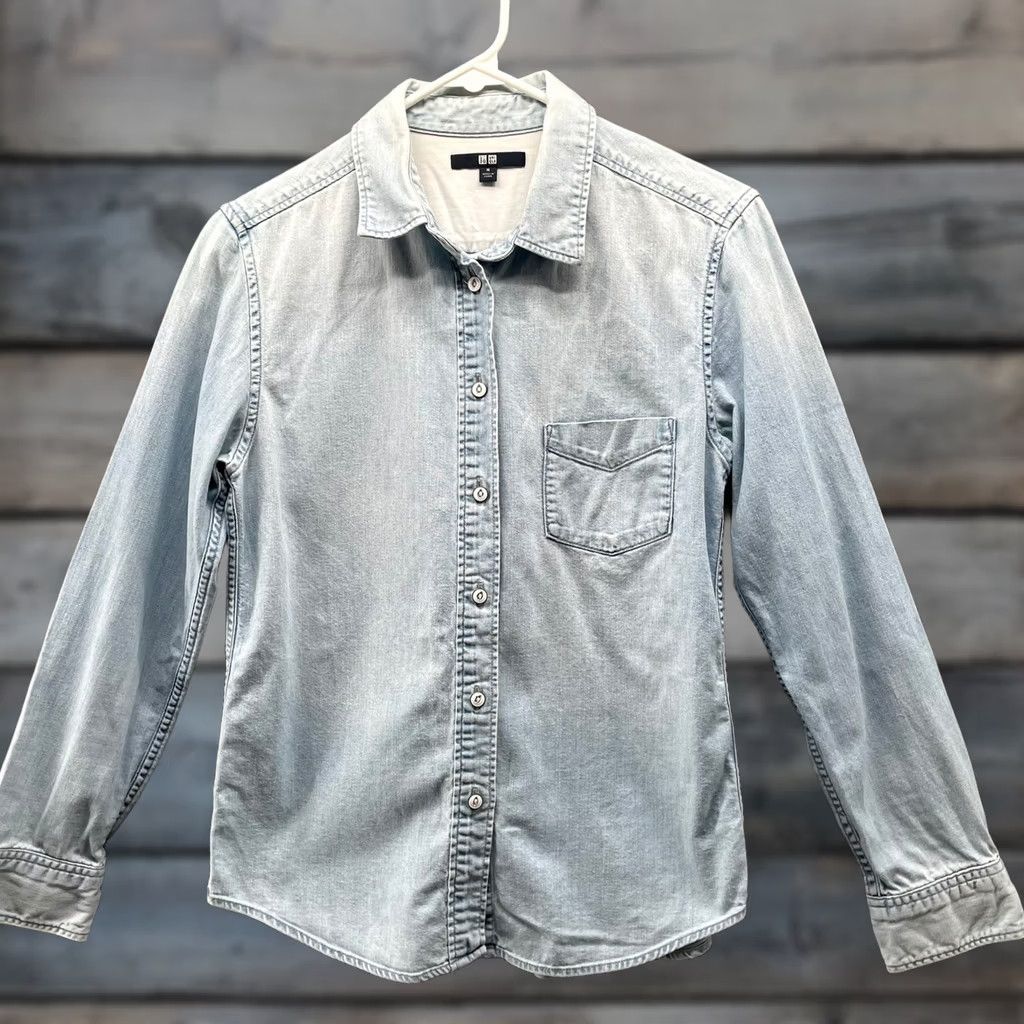 Uniqlo Uniqlo Chambray Button Down Shirt Womens M Light Blue Long Sleeve Denim Size M / US 6-8 / IT 42-44 - 1 Thumbnail