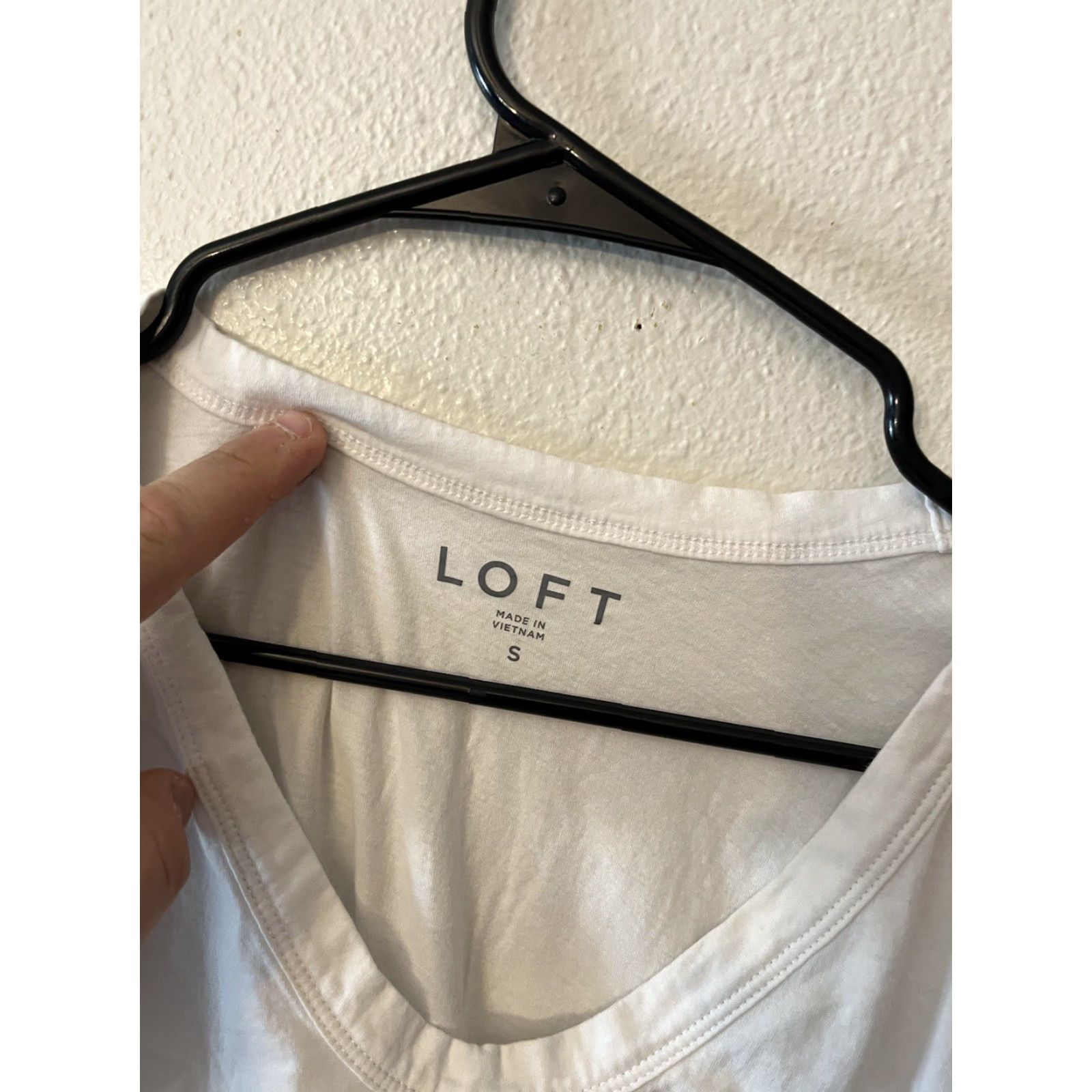 Ann Taylor Vintage Ann Taylor Loft Tank Top Womens Small Sleeveless Knit V-Neck White Sparkle Accents Size S / US 4 / IT 40 - 2 Thumbnail