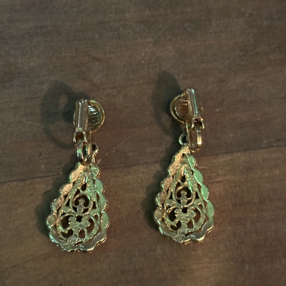 Vintage Vintage gold tone filigree teardrop clip on dangle earrings Size ONE SIZE - 3 Thumbnail