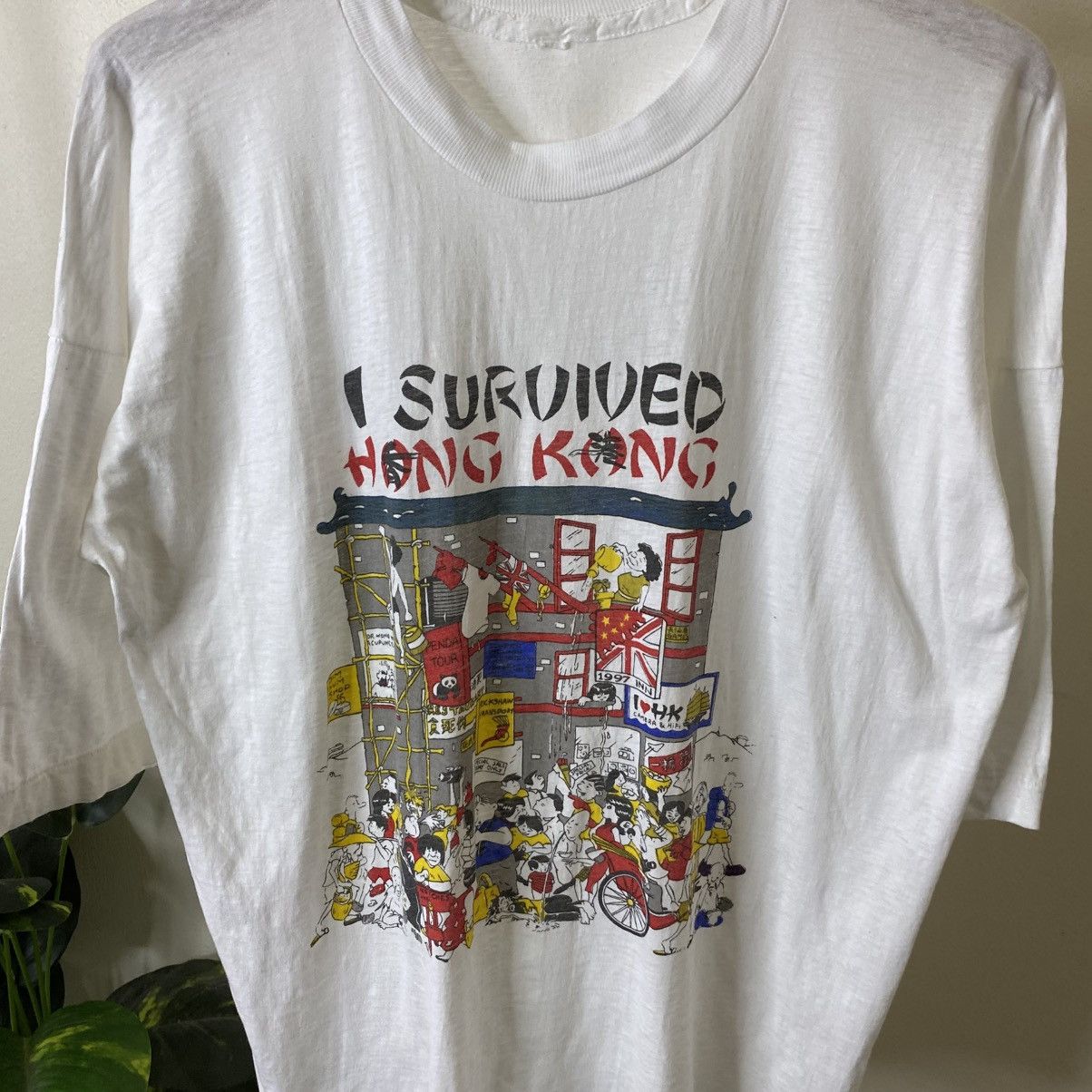 Vintage Vintage 80s I Survived Hong Kong Pop Art T Shirt Size US L / EU 52-54 / 3 - 2 Thumbnail