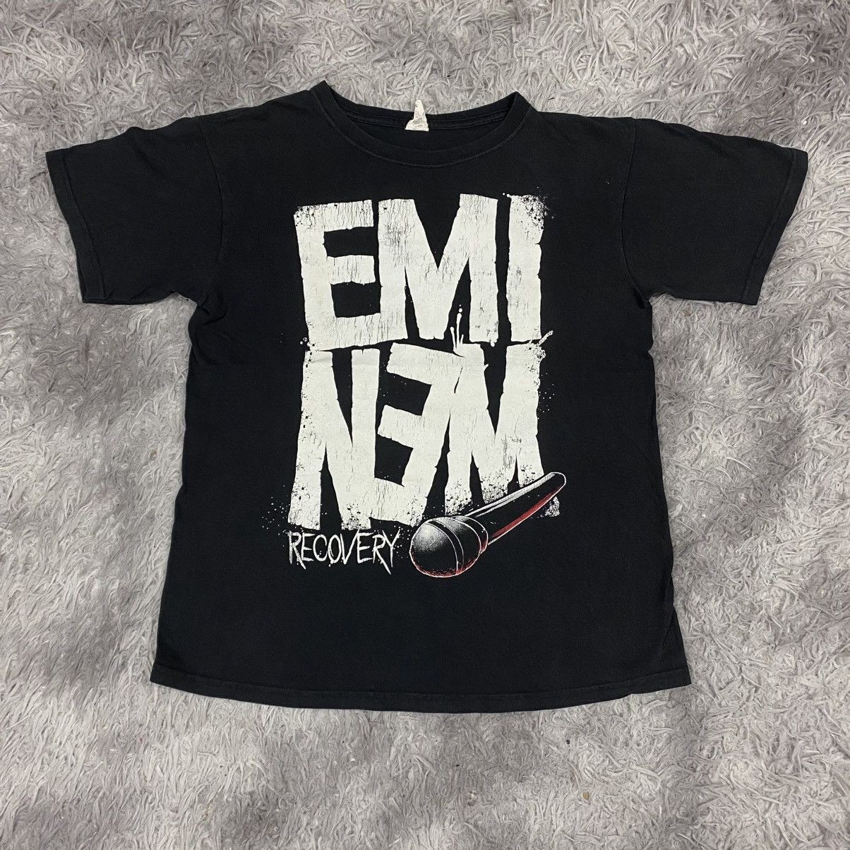 Vintage Y2K Rap tee eminem recovery album art cover