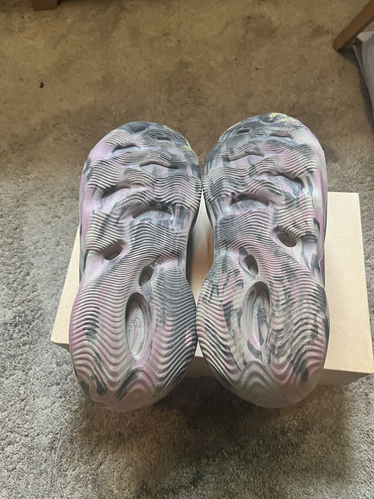 Yeezy Foam runner mx carbon size 12 new with tag Size US 12 / EU 45 - 2 Thumbnail