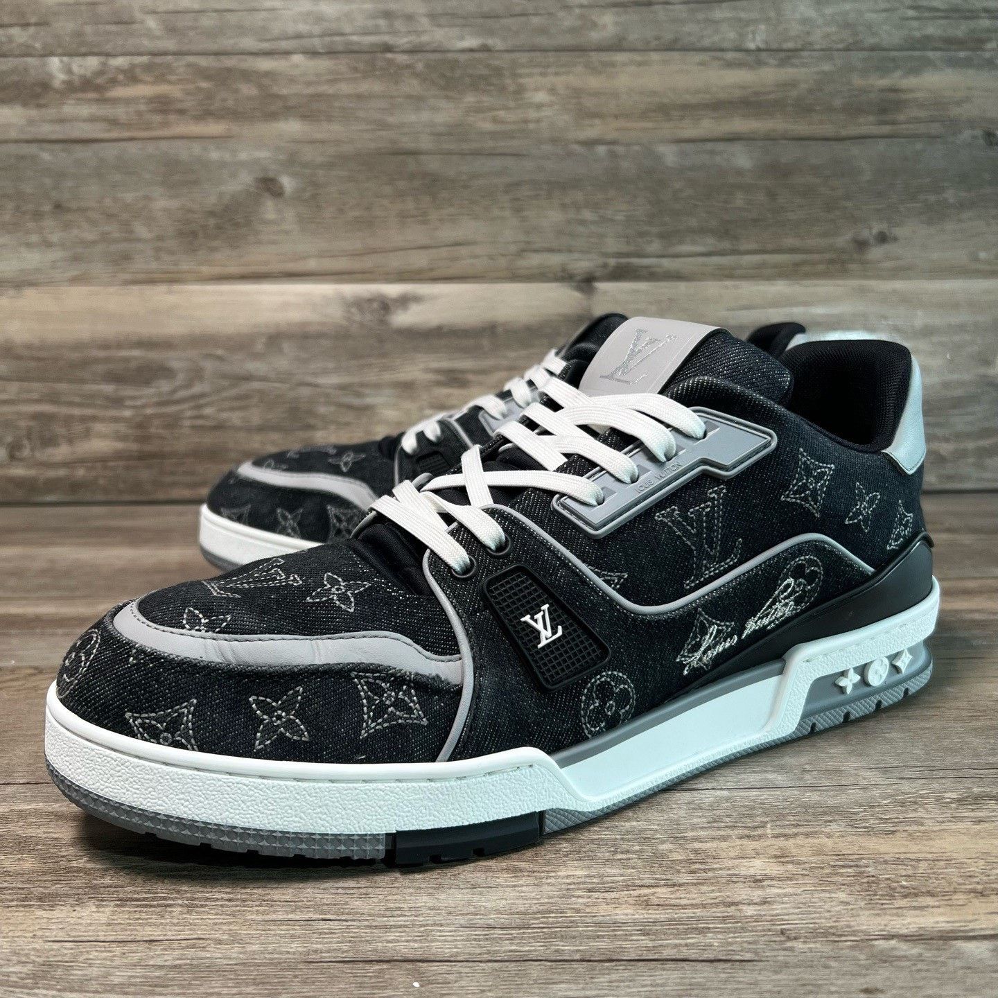 Louis Vuitton Louis Vuitton Training Black Lowtop Sneakers 25 Men Size US 10 / EU 43 - 1 Thumbnail